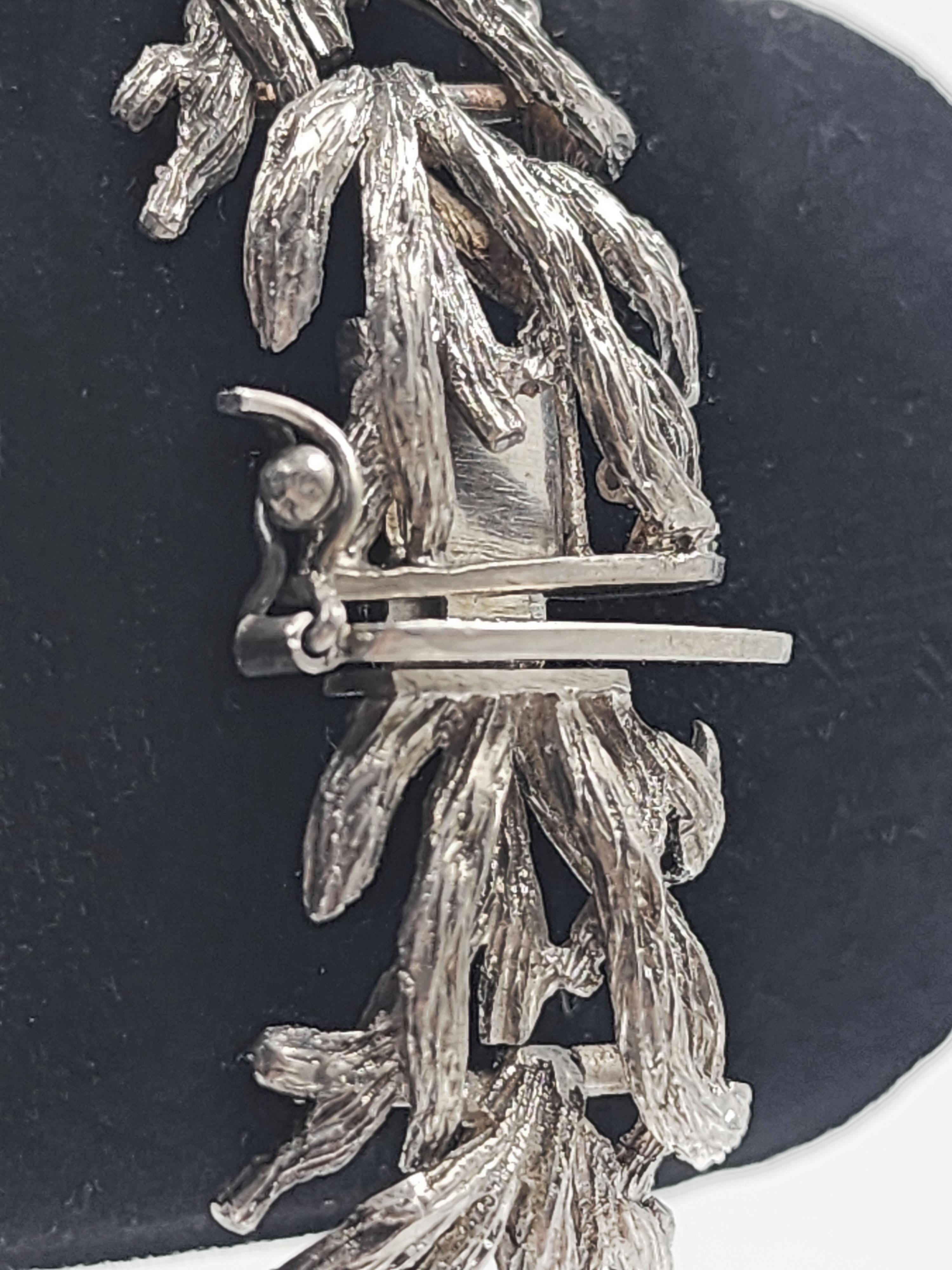 Art Nouveau style 900 Sterling Silver bracelet
Beautiful bracelet with intricately designed links that look like intertwined branches, with an instinctive easy-lock closure.
Length: 19 centimeters