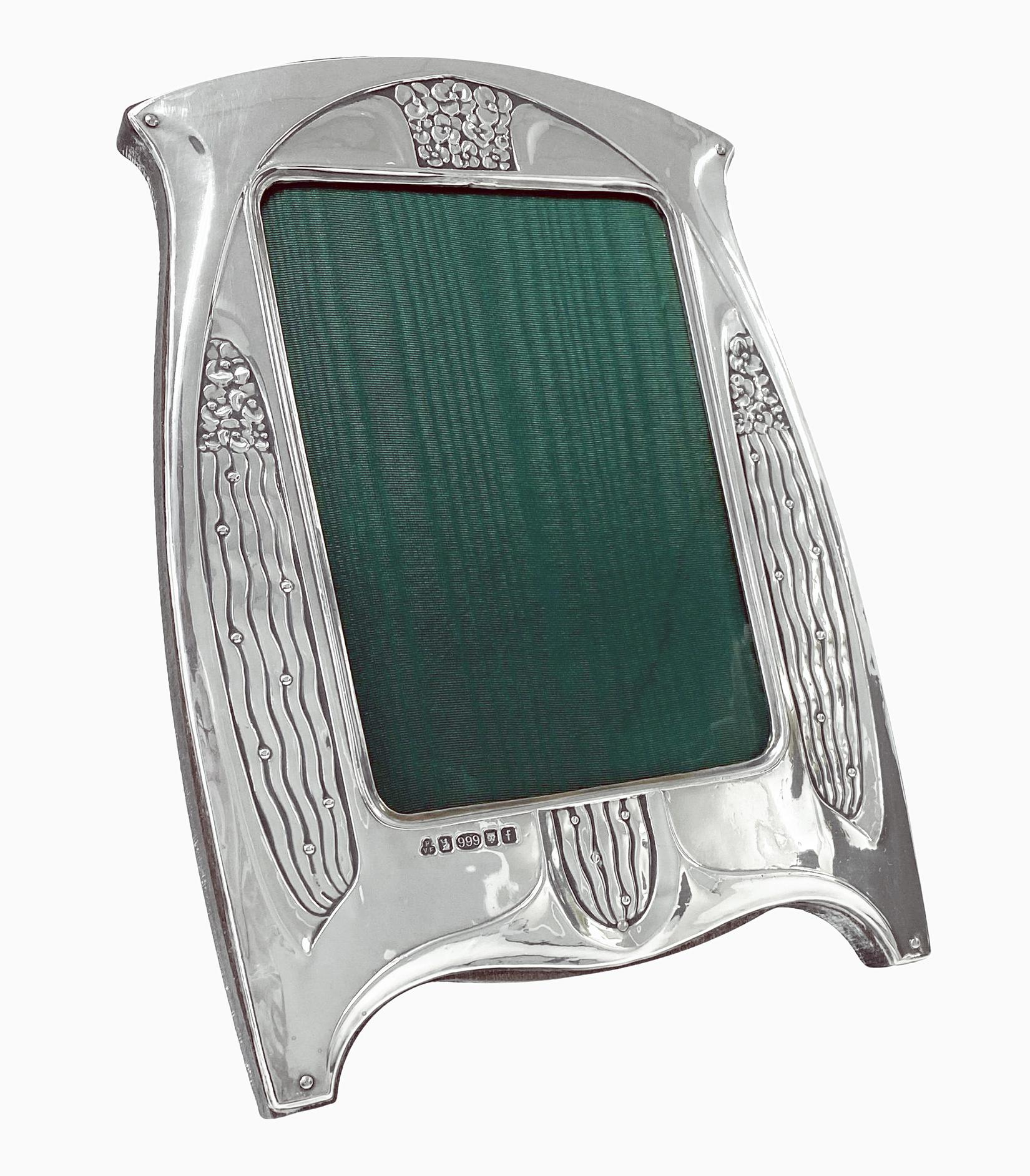 Art Nouveau style .999 Silver Photo Frame London 2005 Paul Vernon Fitchie In Good Condition In Toronto, ON