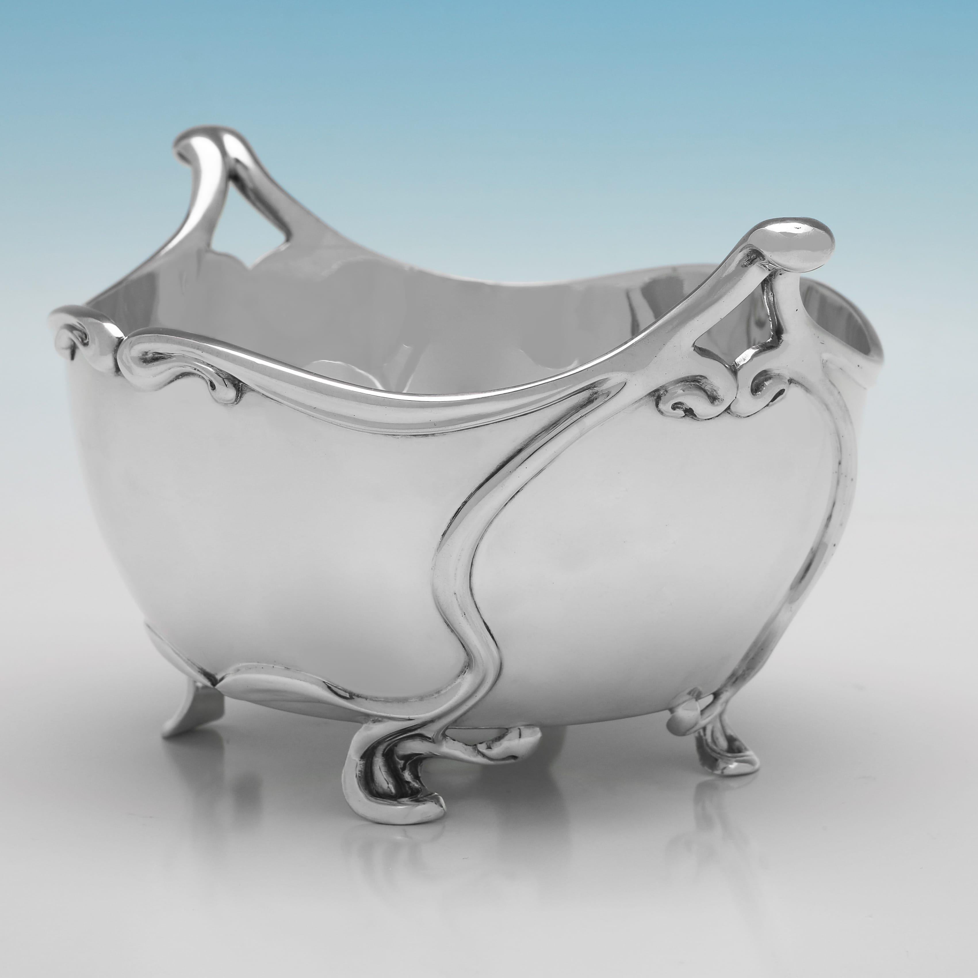 Diese hübsche, edwardianische Schale aus antikem Sterlingsilber, die 1905 in Sheffield von Fenton Brothers Ltd. gepunzt wurde, weist Details im Jugendstil auf. Die Schale ist 10 cm (4