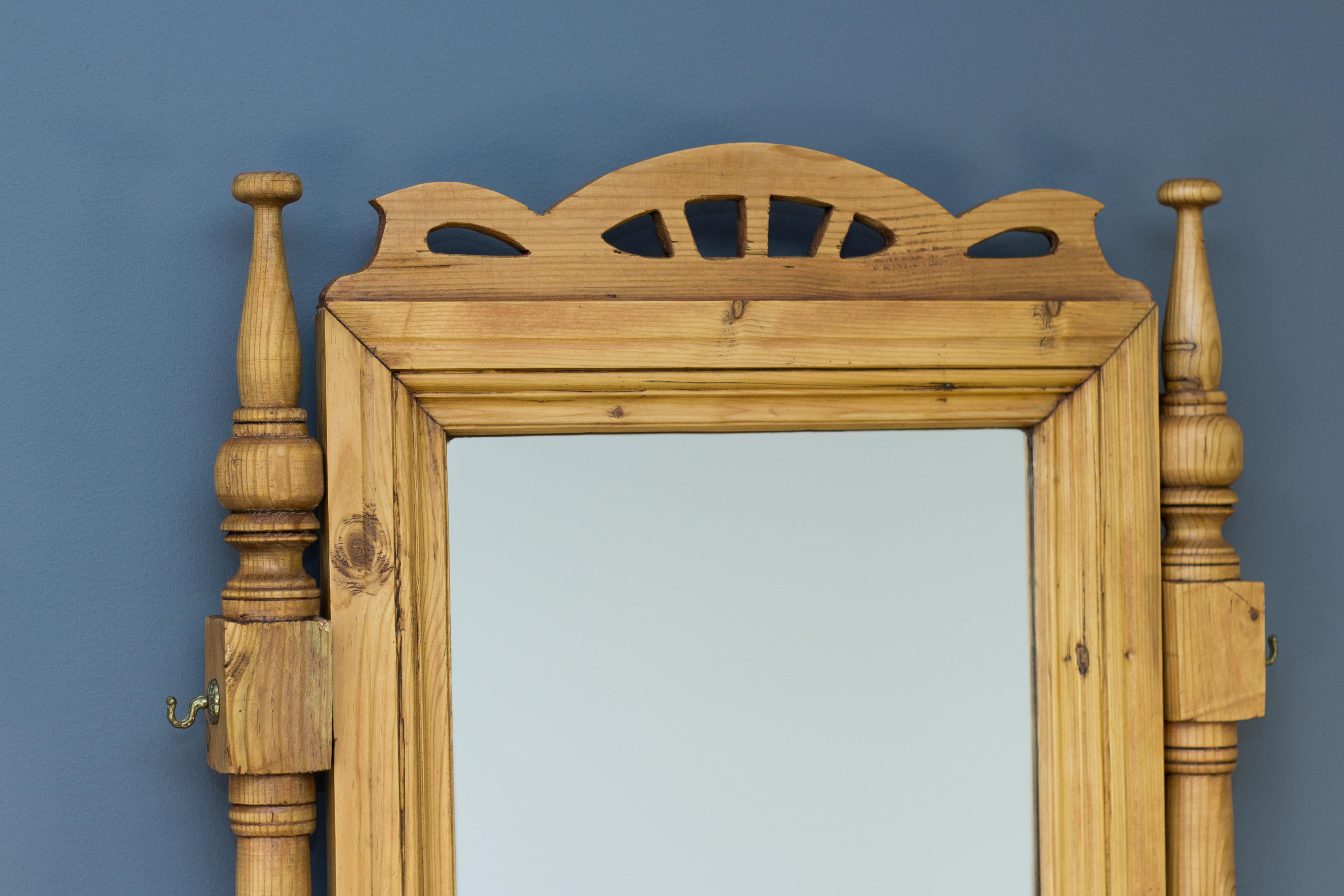 Commode de style Art Nouveau avec miroir, fabriquée dans les années 1920 en pin massif de la Baltique. Cinq grands tiroirs et trois petits tiroirs supérieurs. Poignées de tirage originales Art Nouveau.
Dimensions : hauteur totale 189 cm ; 
La base :