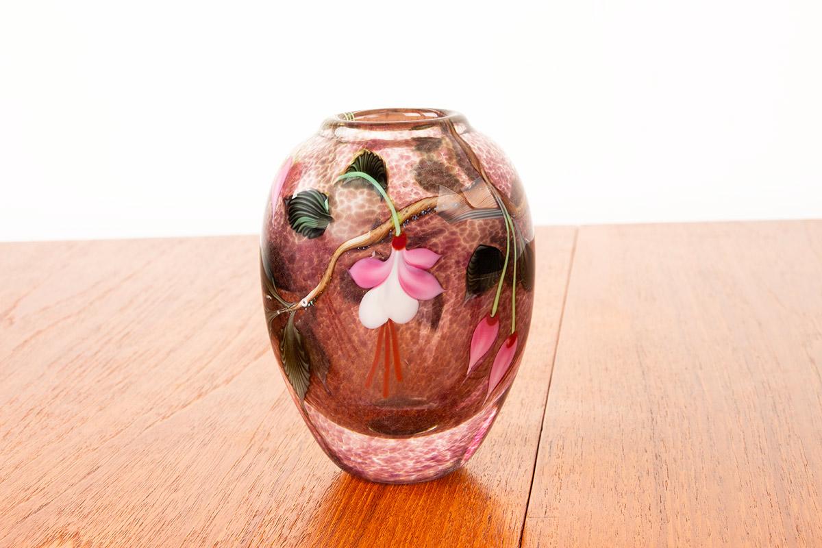 Magnifico vaso in vetro soffiato in stile Art Nouveau con motivi floreali multicolore.
Ed Alexander, conosciuto anche come Ed Seaira, è un artista del vetro presso Orient & Flume (Chico, California). An He crea vasi e fermacarte in vetro soffiato,
