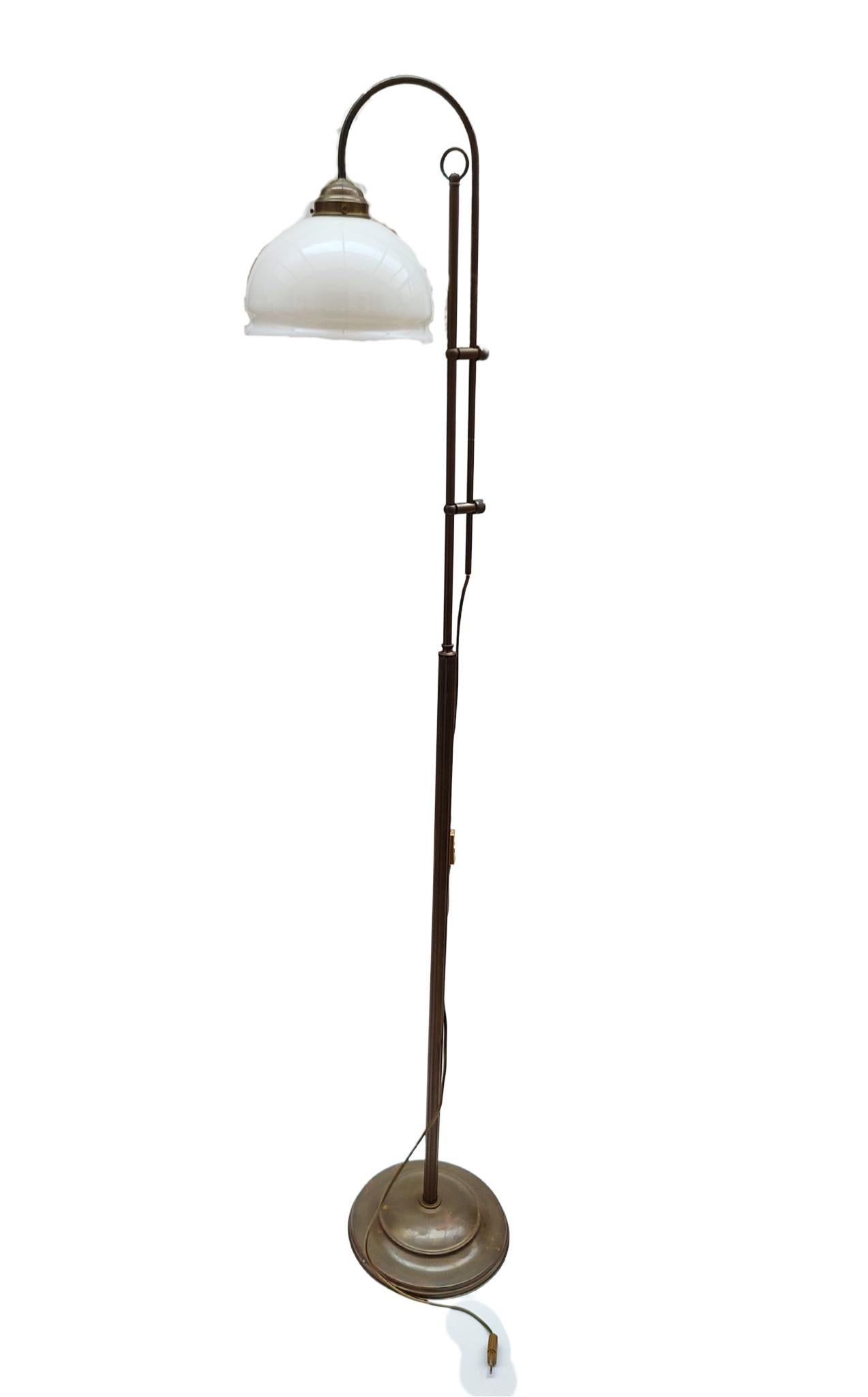 A floor lamp in Art Nouveau design made of brass with a white lampshade. The height of the lampshade can be adjusted by 10 cm, giving the lamp a height of between 173 and 183 cm.
The lamp works and has a beautiful brass patina.