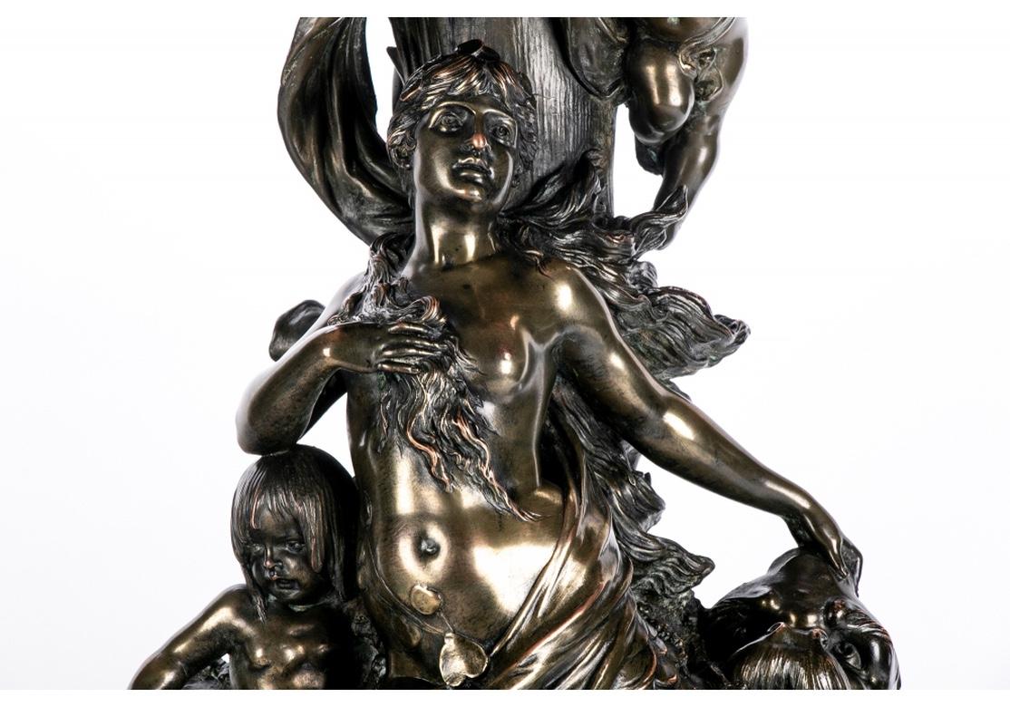 Un élément de fontaine en cuivre finition bronze avec une décoration figurative en haut-relief dans un environnement aquatique. Une sirène partiellement drapée, aux longs cheveux flottants et à la draperie tourbillonnante, s'avance vers un grand