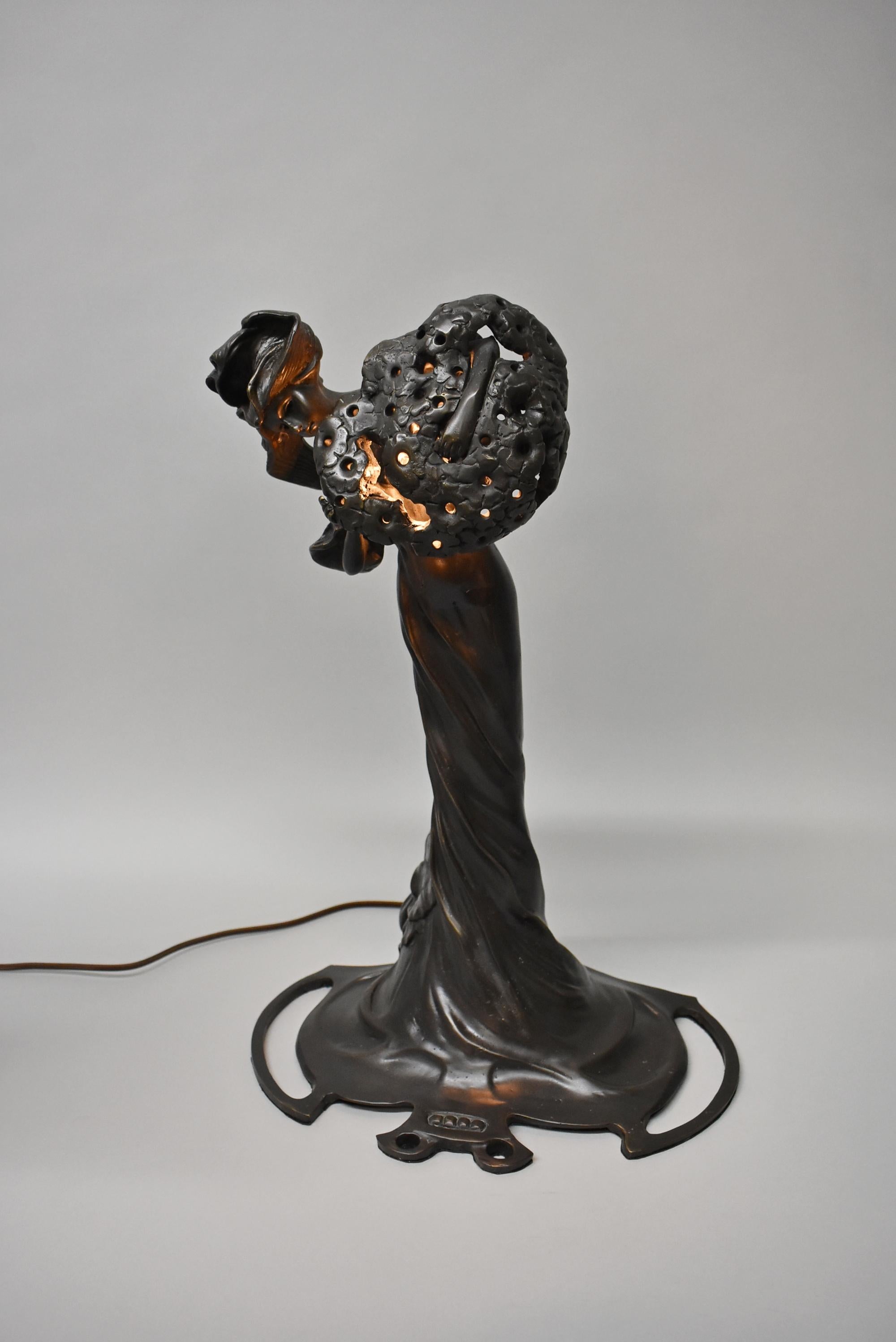 Lampe de table sculpturale de style Art nouveau en bronze, Femme avec fleurs, 19
