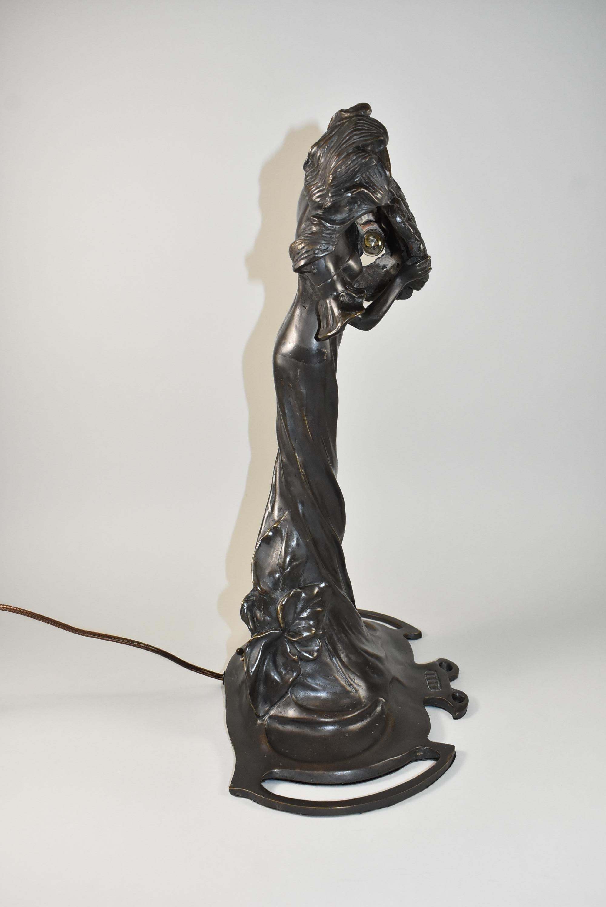 Lampe de table sculpturale de style Art nouveau en bronze, Femme avec fleurs, 19