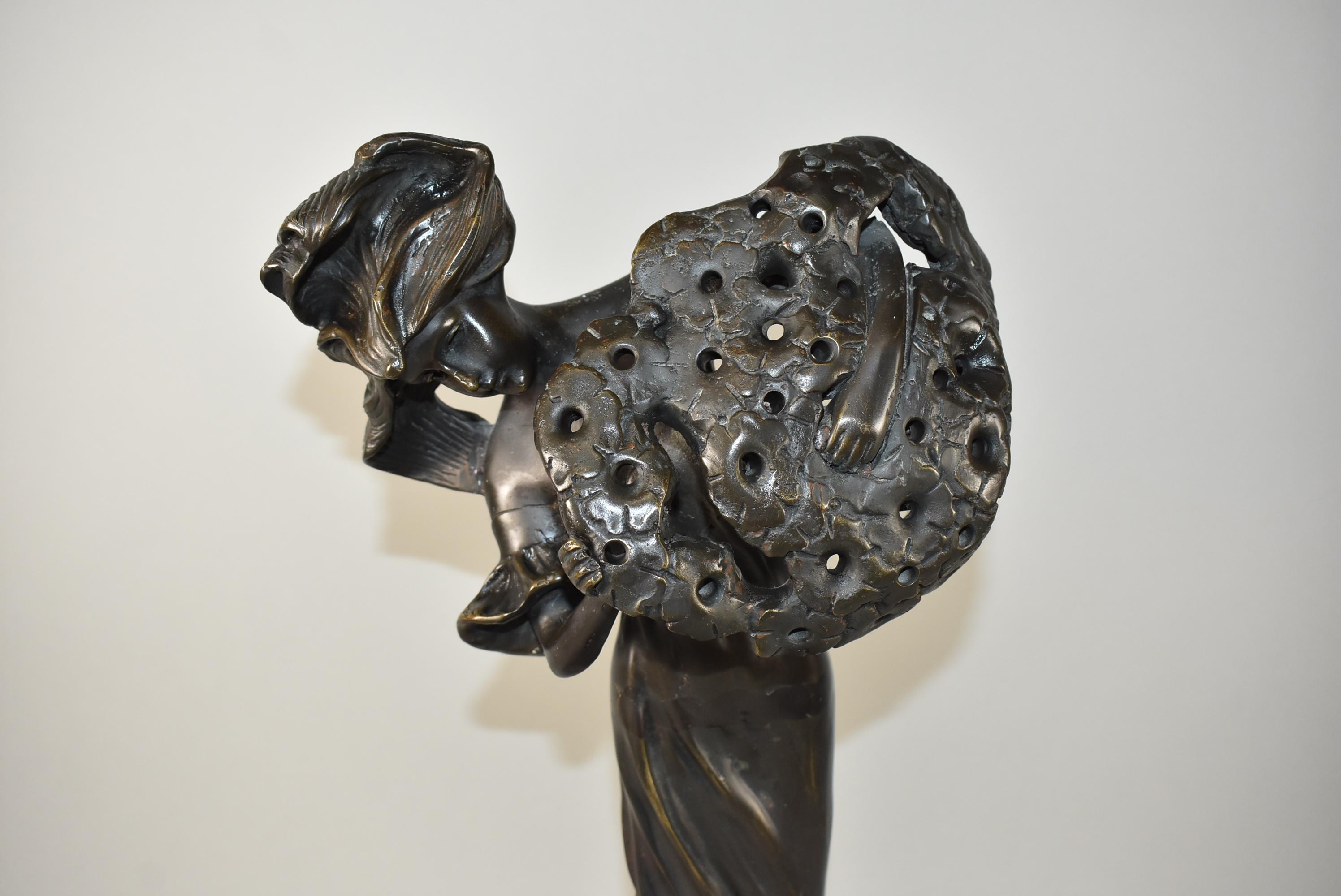 20ième siècle Lampe de table sculpturale de style Art nouveau en bronze, Femme avec fleurs, 19