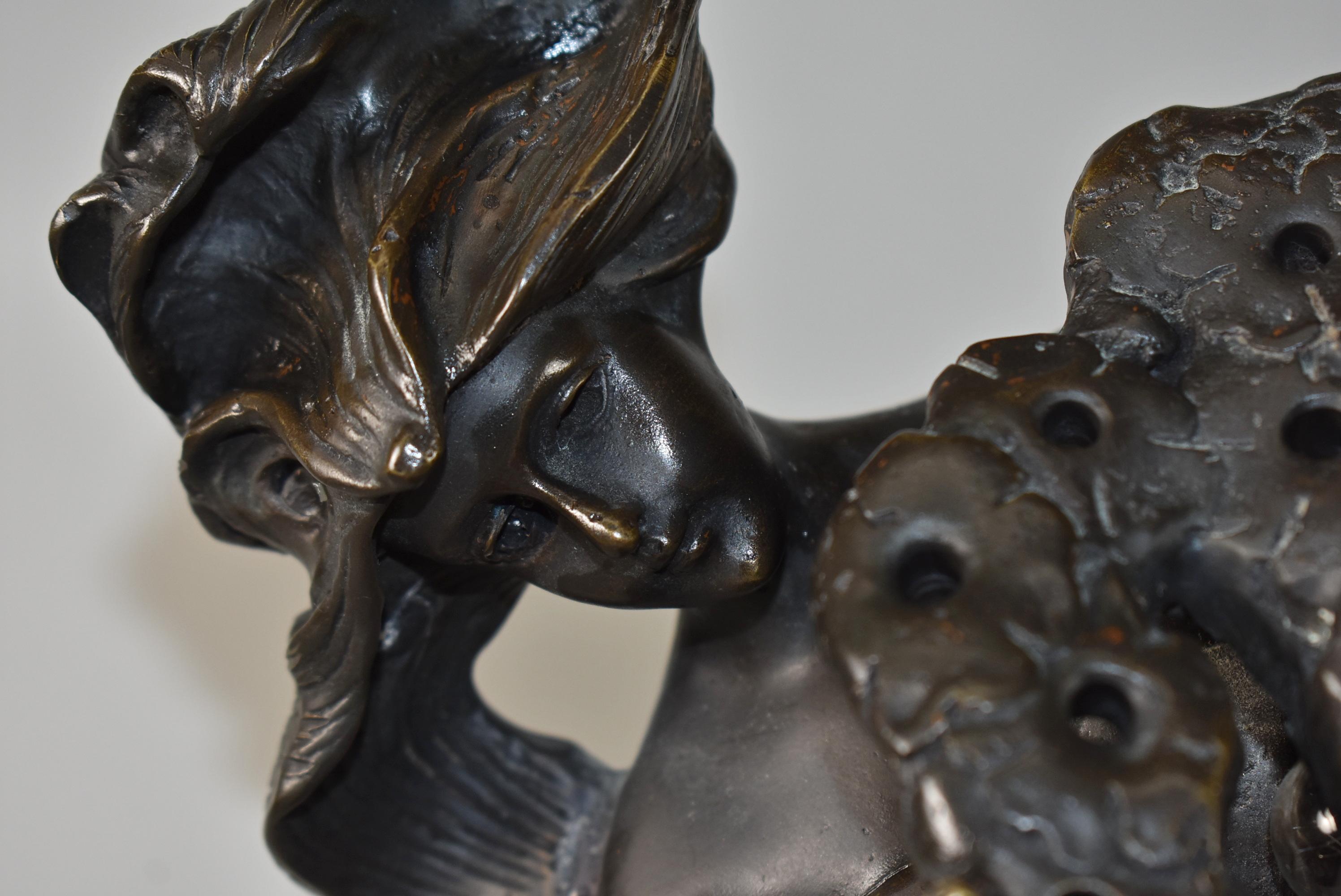 Bronze Lampe de table sculpturale de style Art nouveau en bronze, Femme avec fleurs, 19