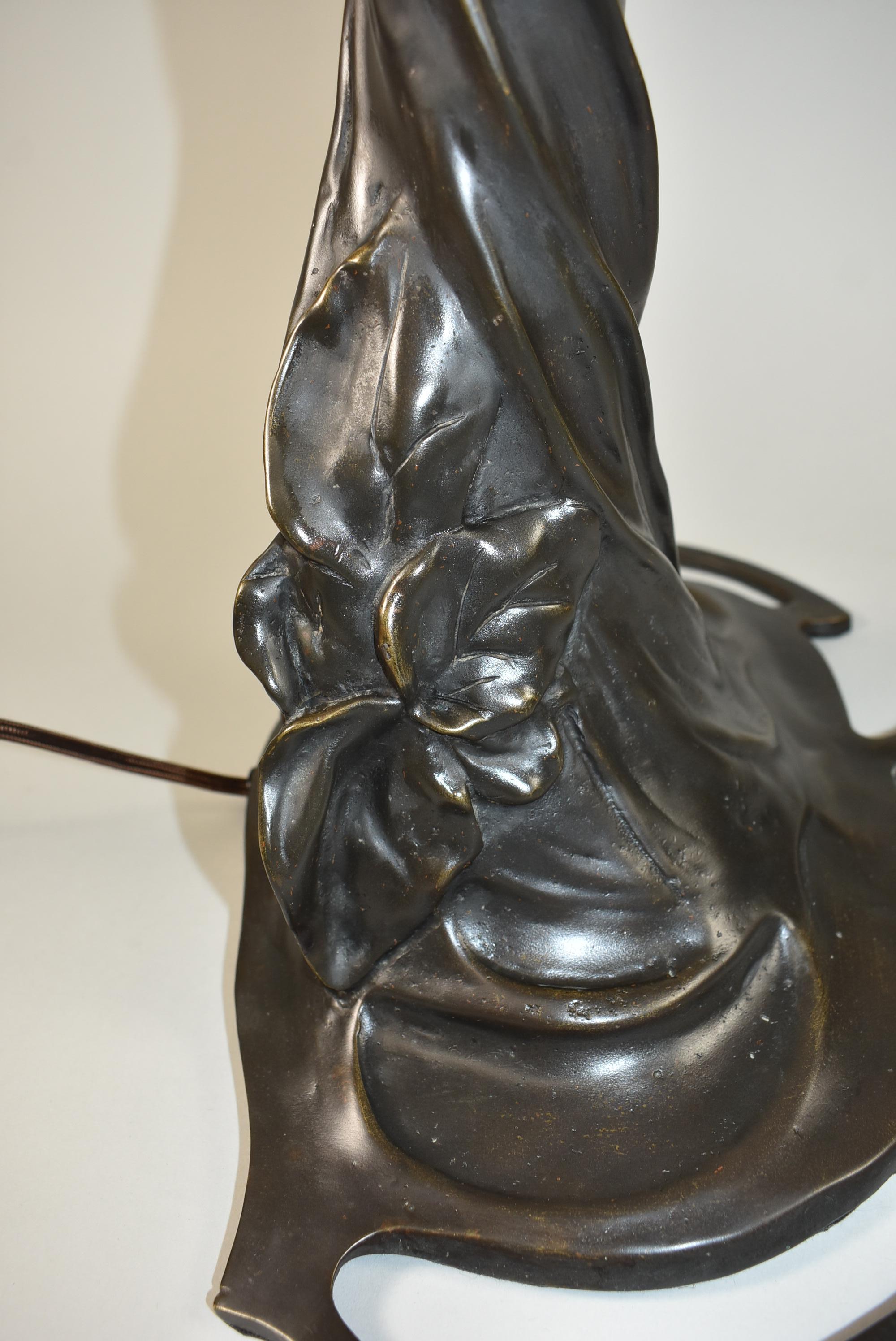 Lampe de table sculpturale de style Art nouveau en bronze, Femme avec fleurs, 19
