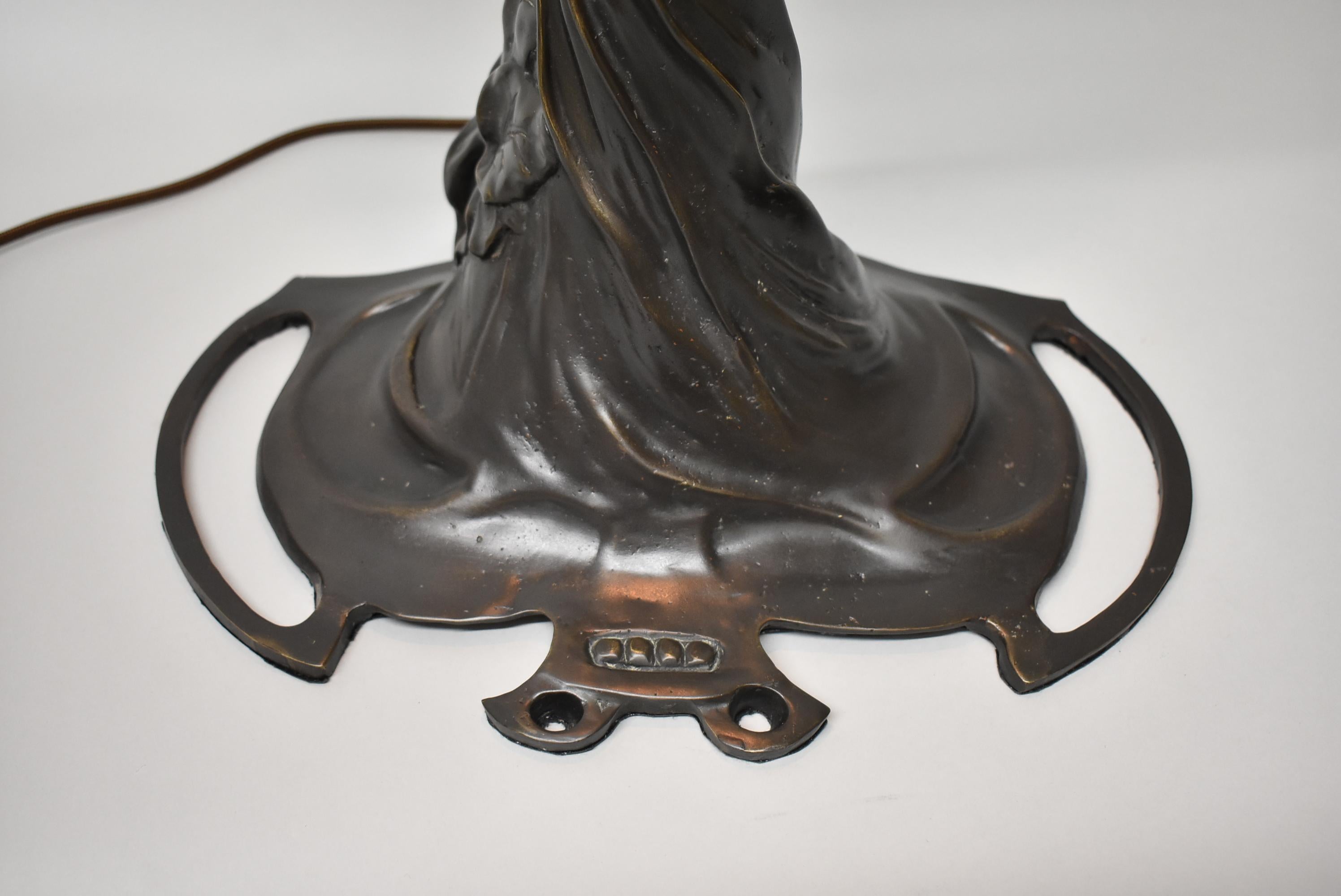 Lampe de table sculpturale de style Art nouveau en bronze, Femme avec fleurs, 19