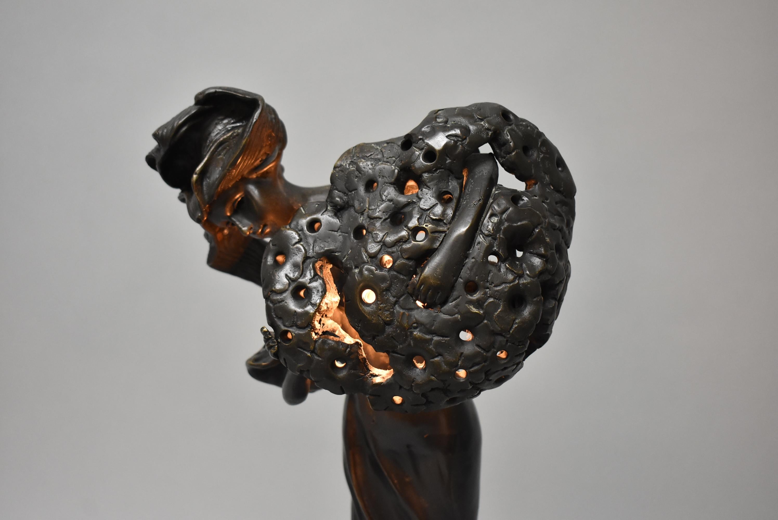 Lampe de table sculpturale de style Art nouveau en bronze, Femme avec fleurs, 19