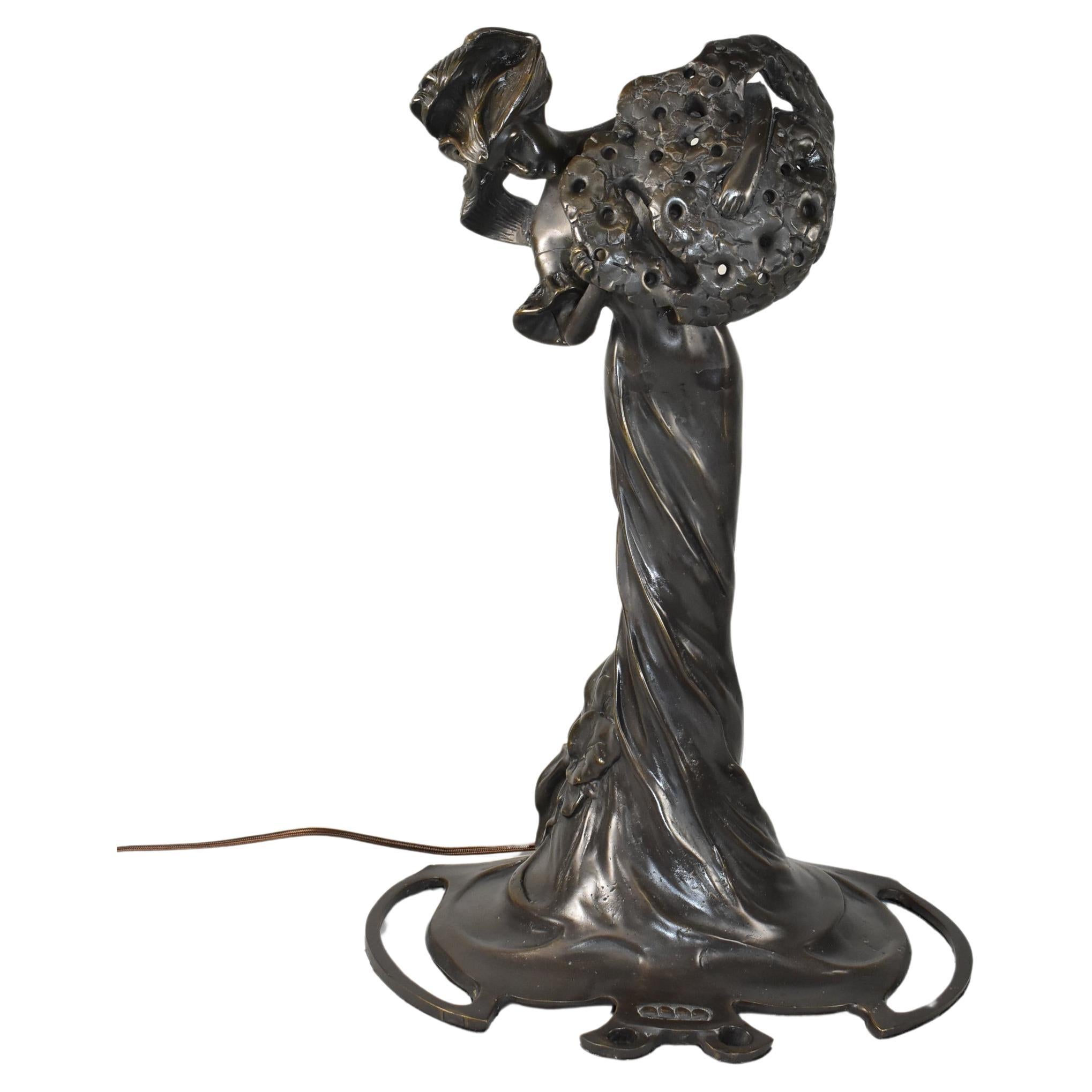 Lámpara de sobremesa escultórica de bronce estilo Art Nouveau, Mujer con flores, 19 pulgadas