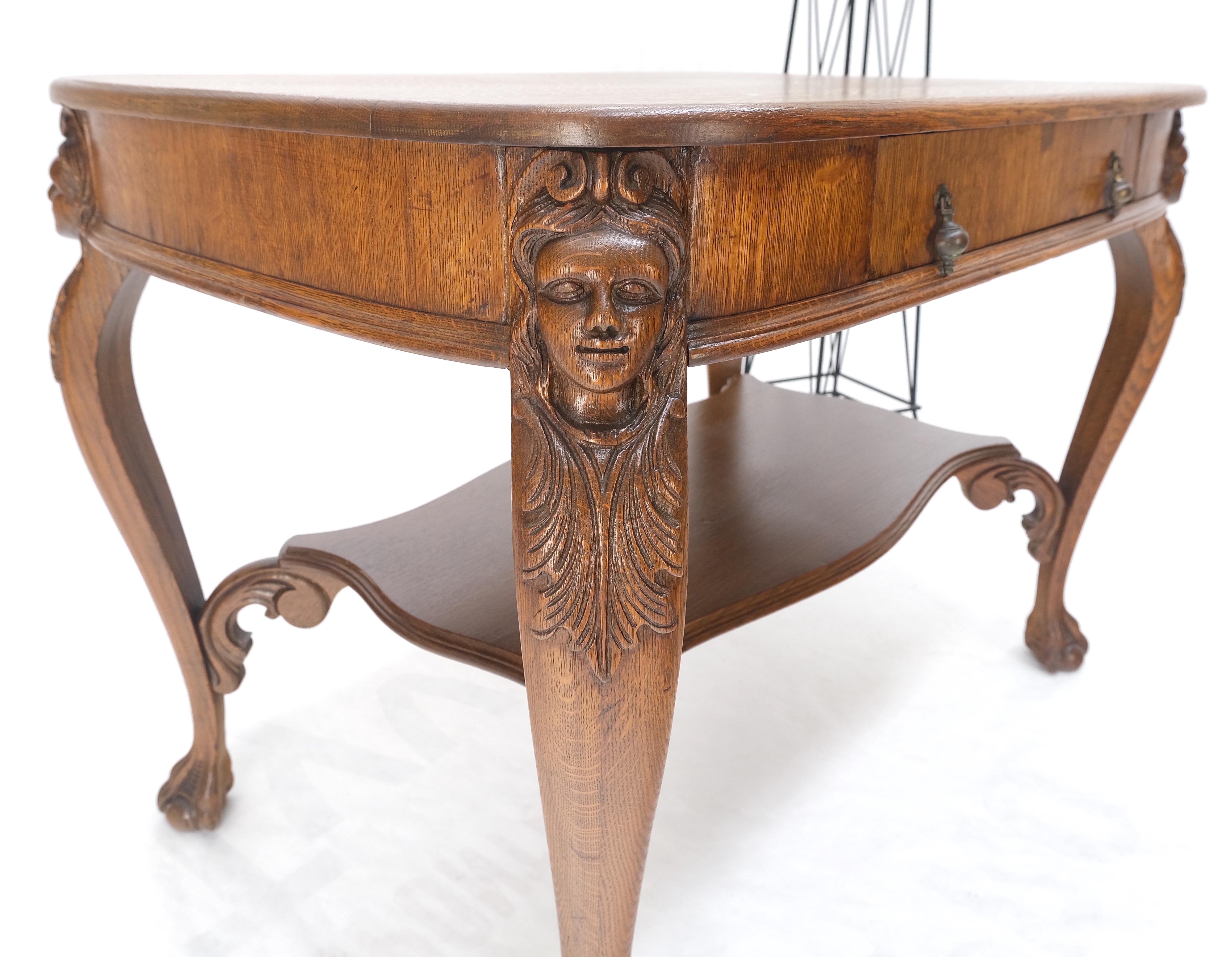 Américain Bureau en chêne arrondi de style Art Nouveau avec visages sculptés Pieds en boule et griffes Table à écrire  en vente