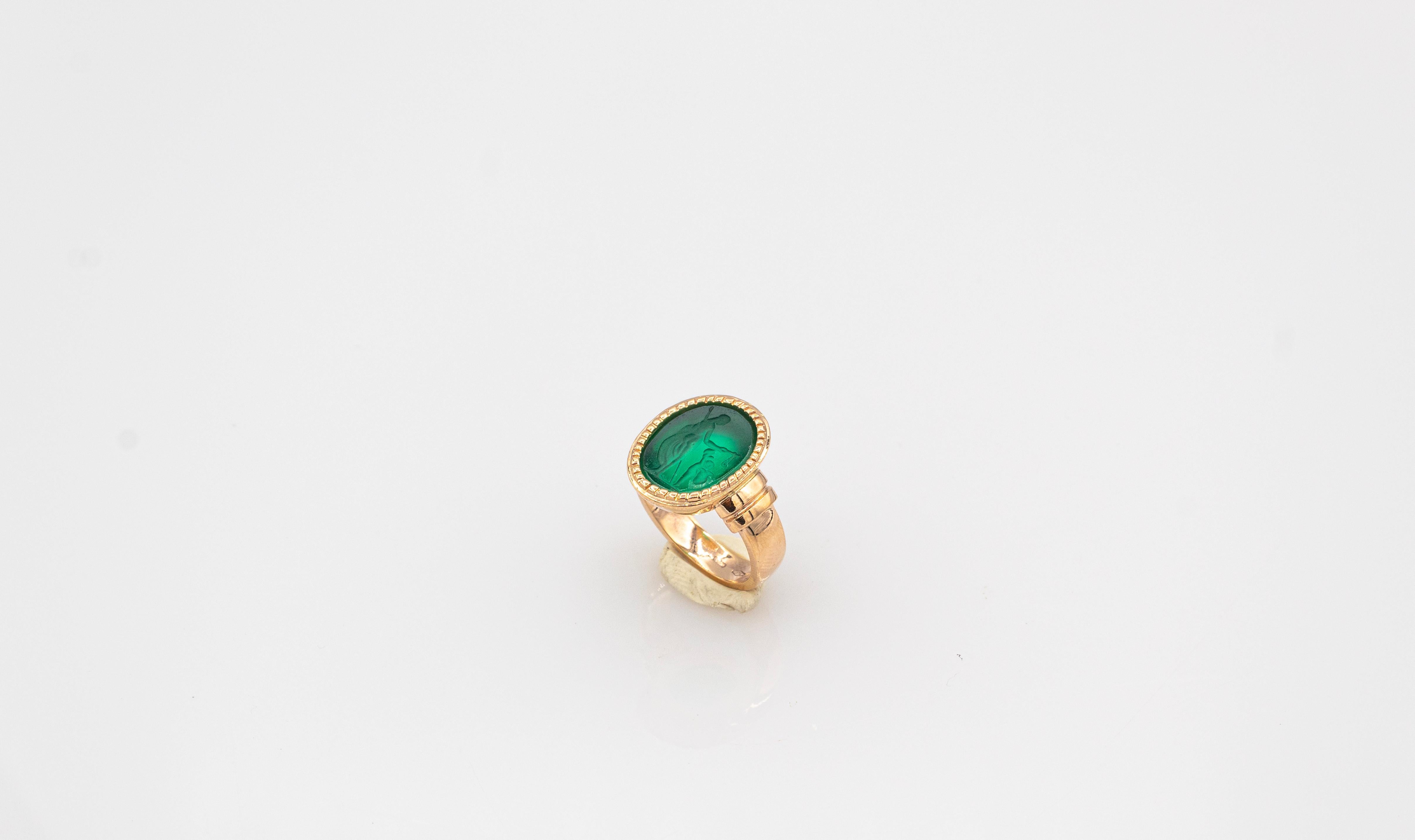 Art Deco Art Nouveau Style Carved Green Carnelian Yellow Gold Cocktail Ring