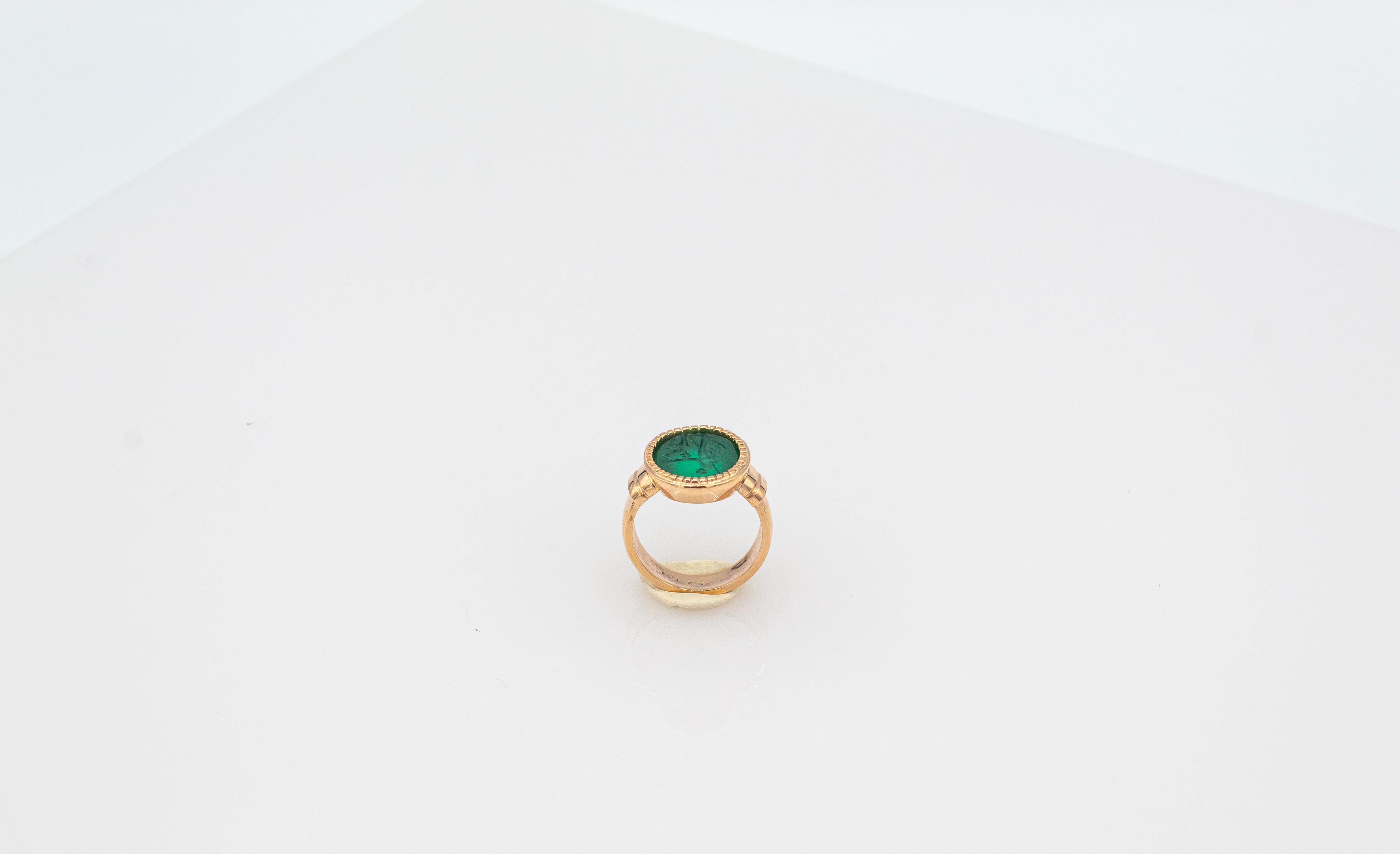 Art Nouveau Style Carved Green Carnelian Yellow Gold Cocktail Ring In New Condition In Naples, IT
