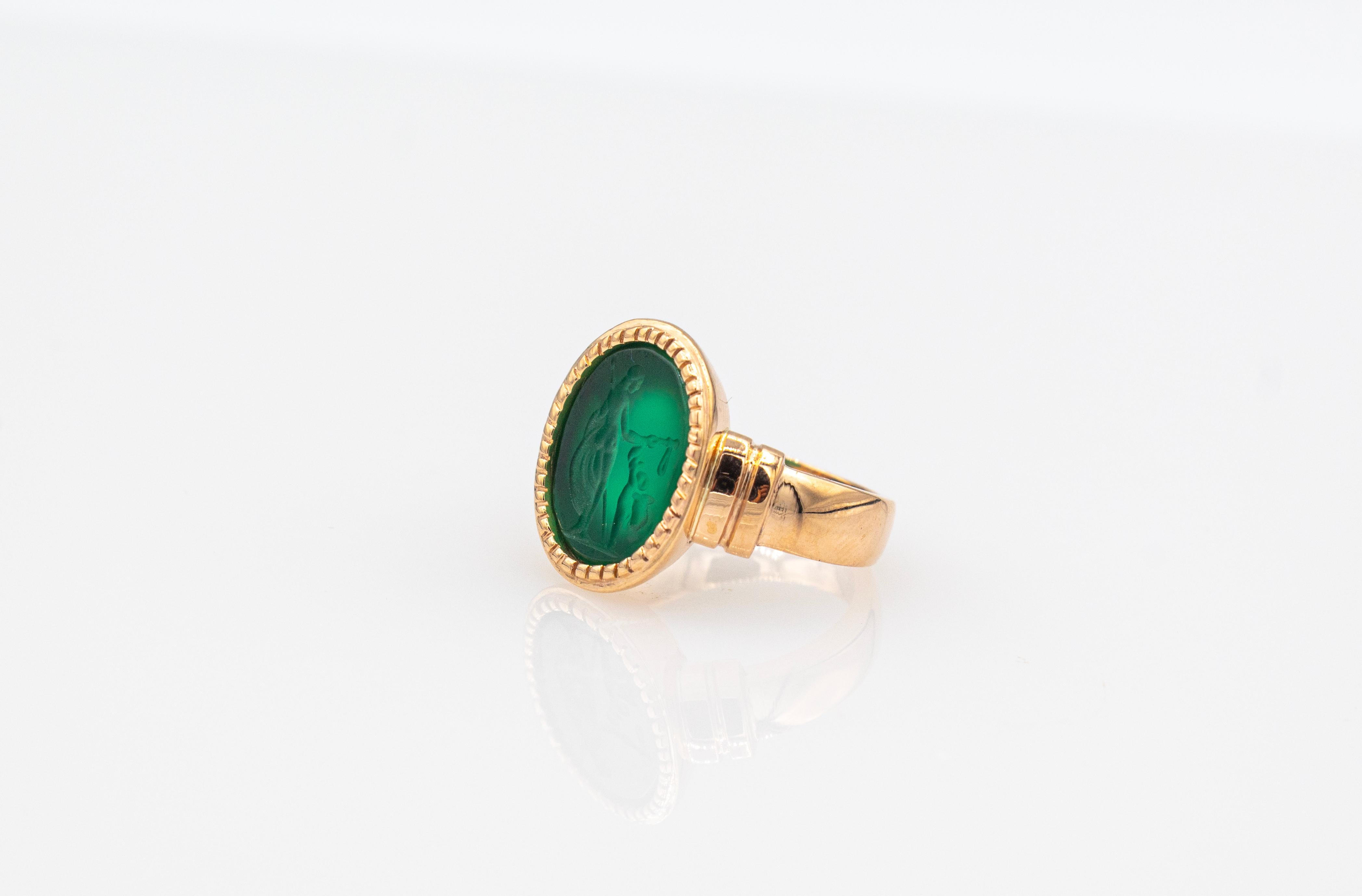 Art Nouveau Style Carved Green Carnelian Yellow Gold Cocktail Ring 2