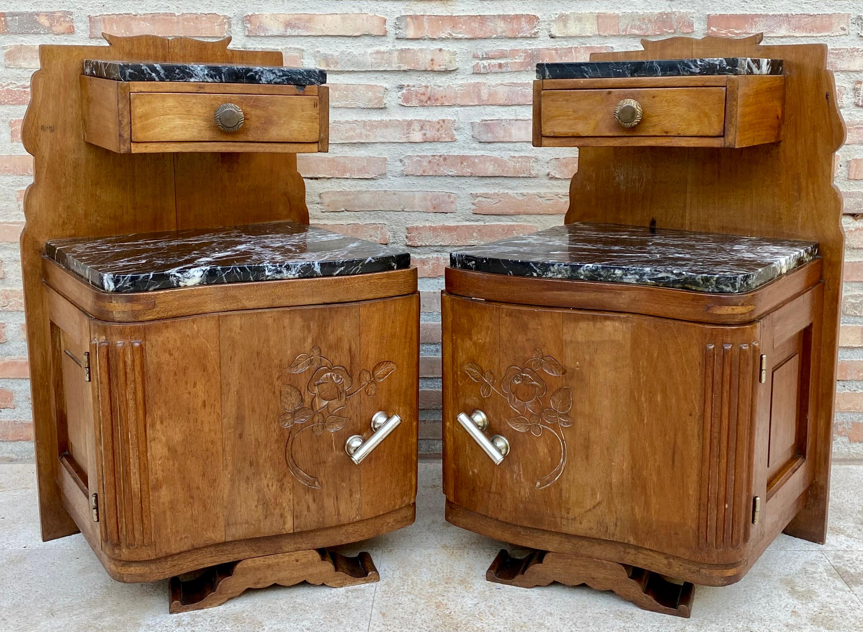 Stunning pair of complementary nightstands/nightstands in carved walnut with marble top.
Brass handles.
These excellent quality pieces are made from solid walnut and feature their original marble tops. Recently restored with masterfully applied