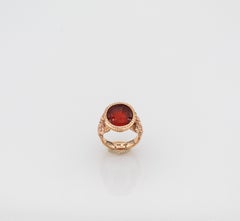 Bague cocktail en or jaune sculptée en cornaline rouge de style Art nouveau