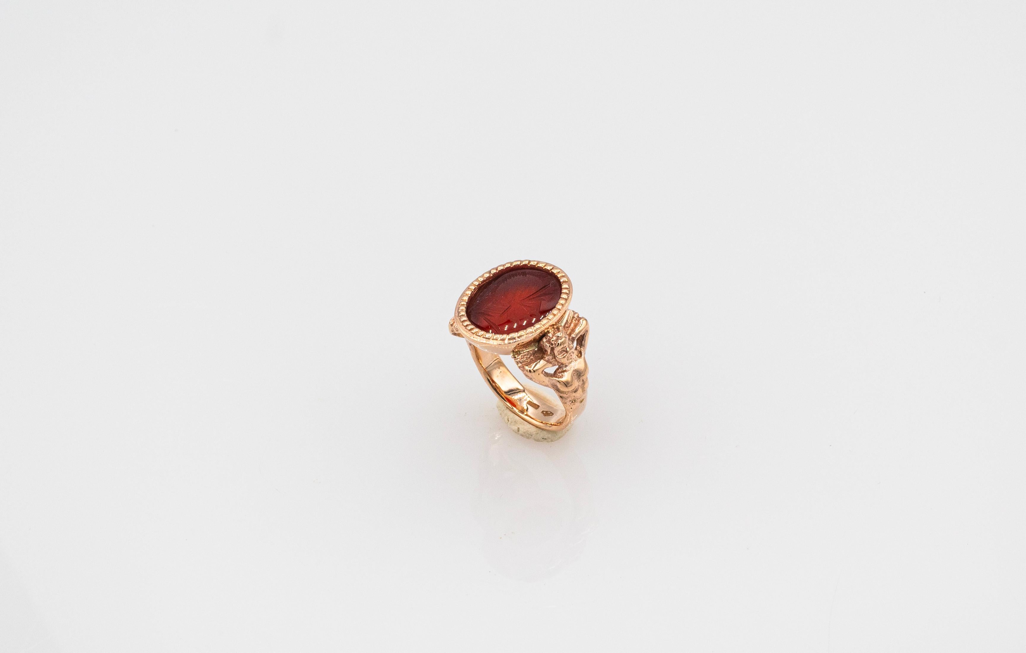 Anillo de Cóctel de Oro Amarillo con Cornalina Roja Tallada Estilo Art Nouveau Art Decó en venta