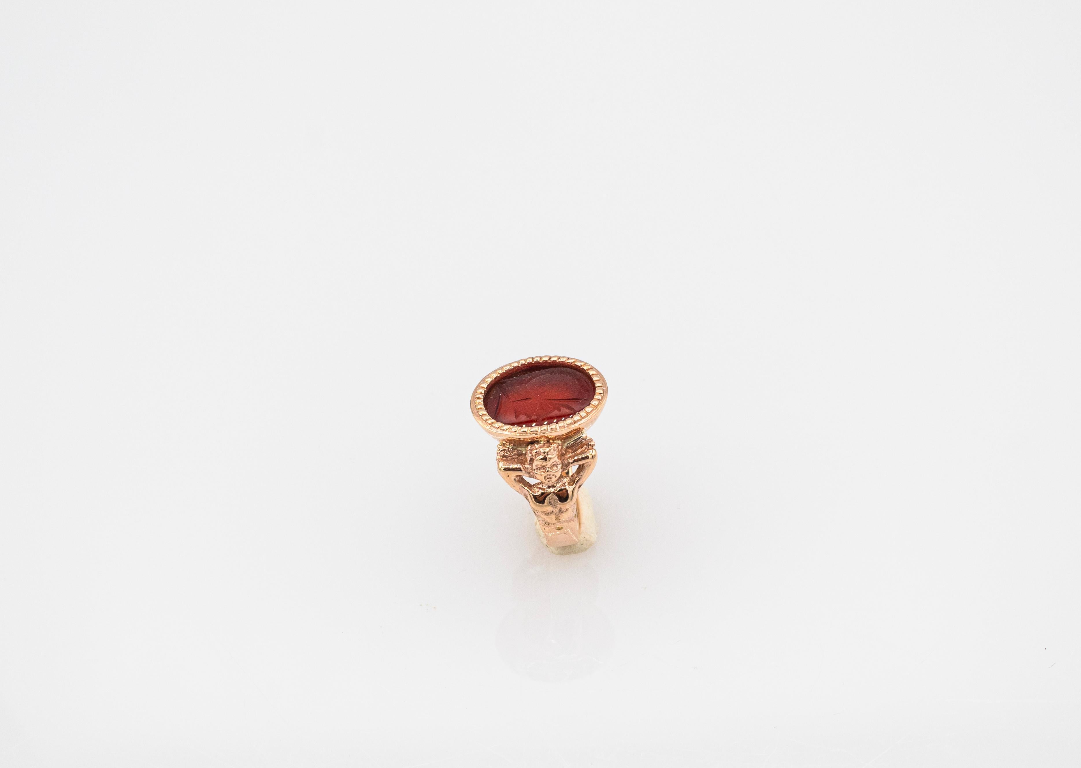Anillo de Cóctel de Oro Amarillo con Cornalina Roja Tallada Estilo Art Nouveau Corte oval en venta