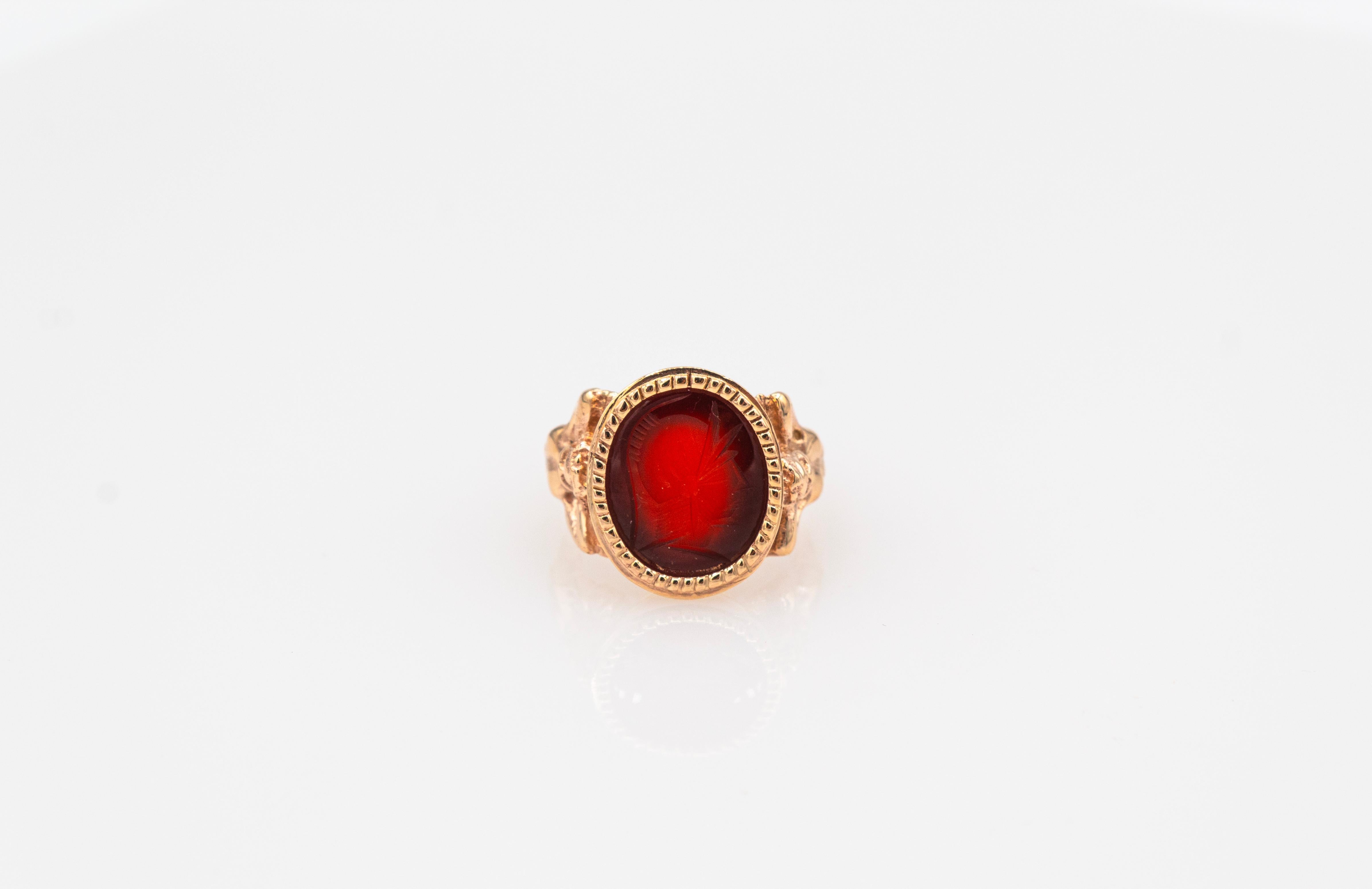 Anillo de Cóctel de Oro Amarillo con Cornalina Roja Tallada Estilo Art Nouveau en venta 1