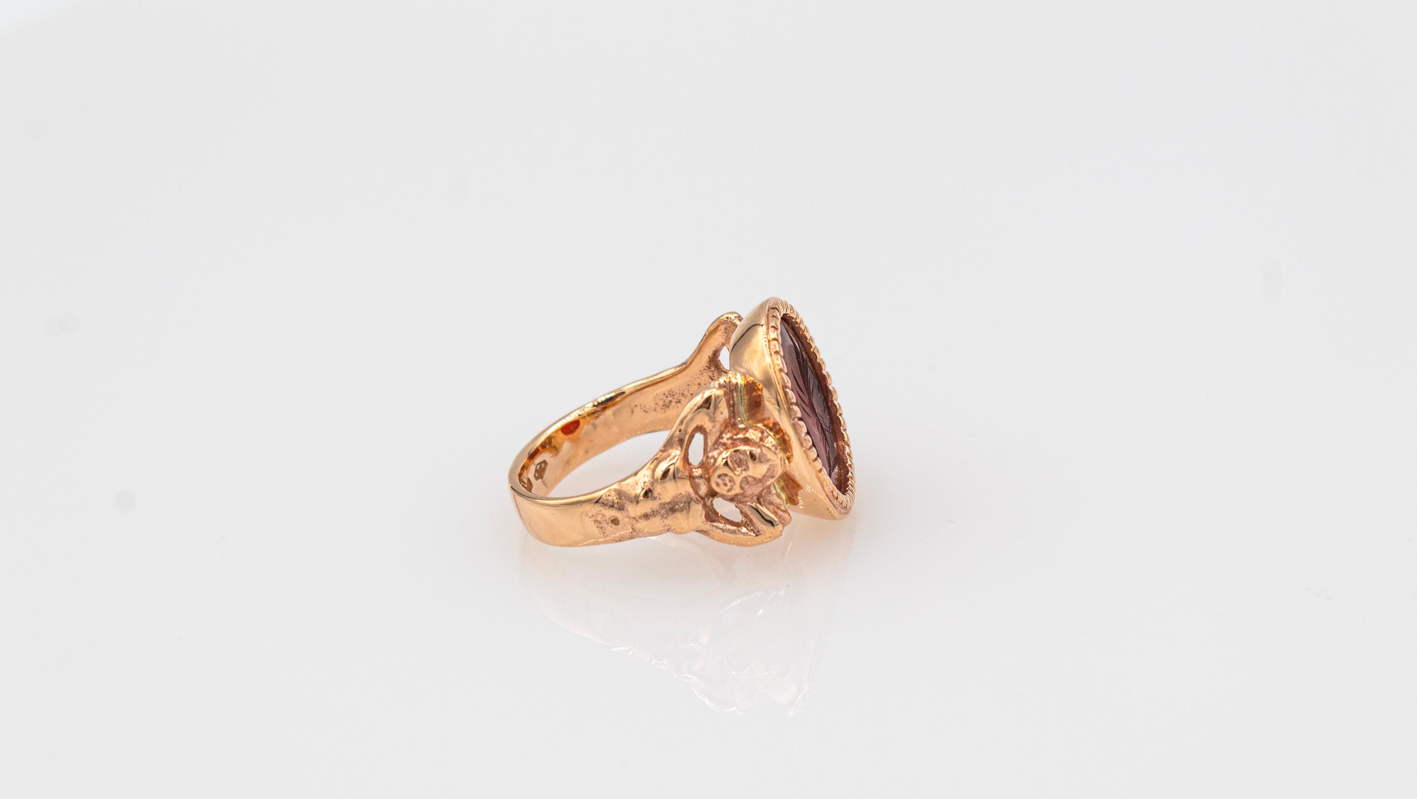 Anillo de Cóctel de Oro Amarillo con Cornalina Roja Tallada Estilo Art Nouveau en venta 2