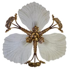 Lámpara de techo de estilo Art Nouveau con pantallas de concha de bronce y cristal grabado