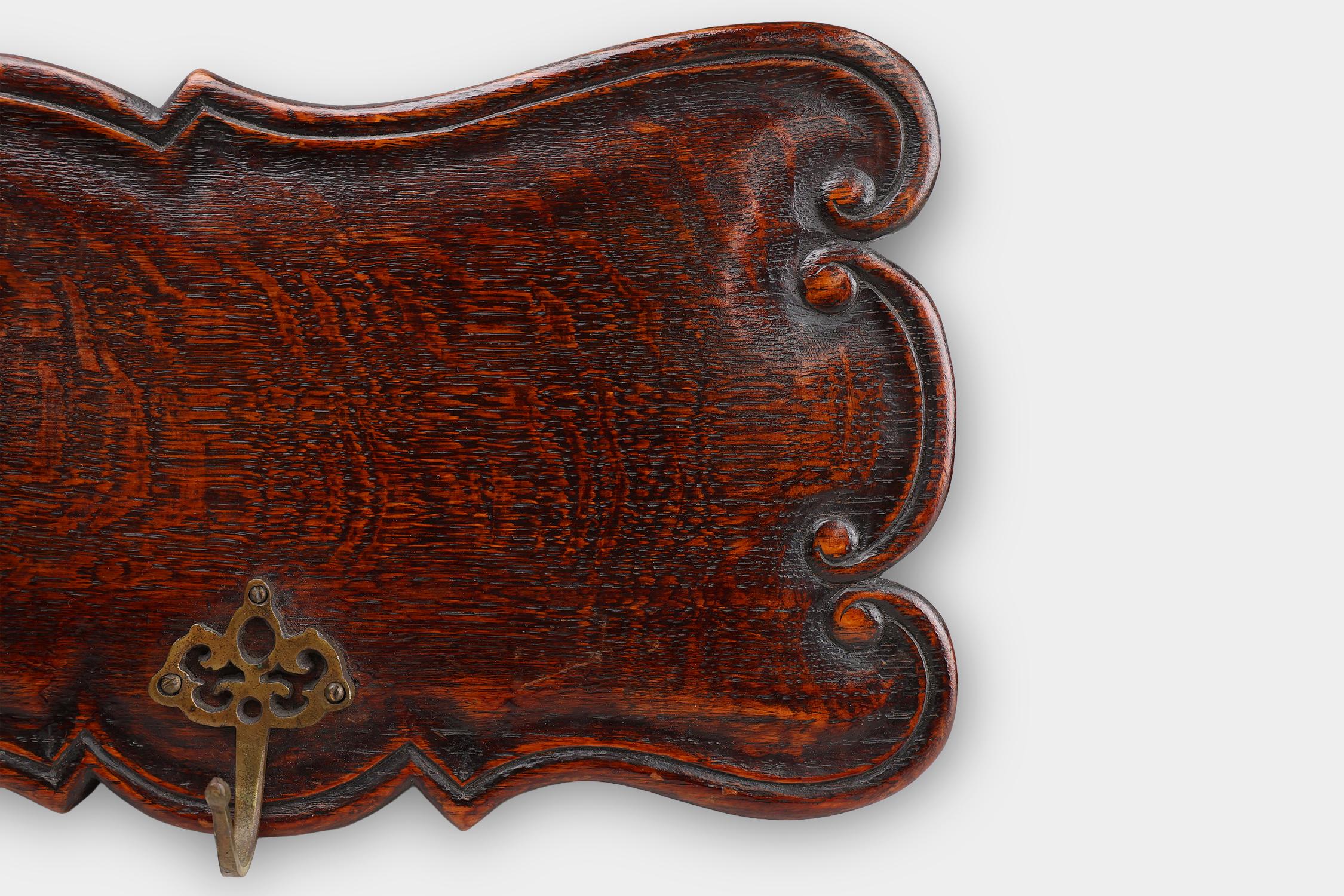 Francese Appendiabiti in stile Art Nouveau in quercia con ganci in ottone, Francia, 1915 ca. 1915 in vendita