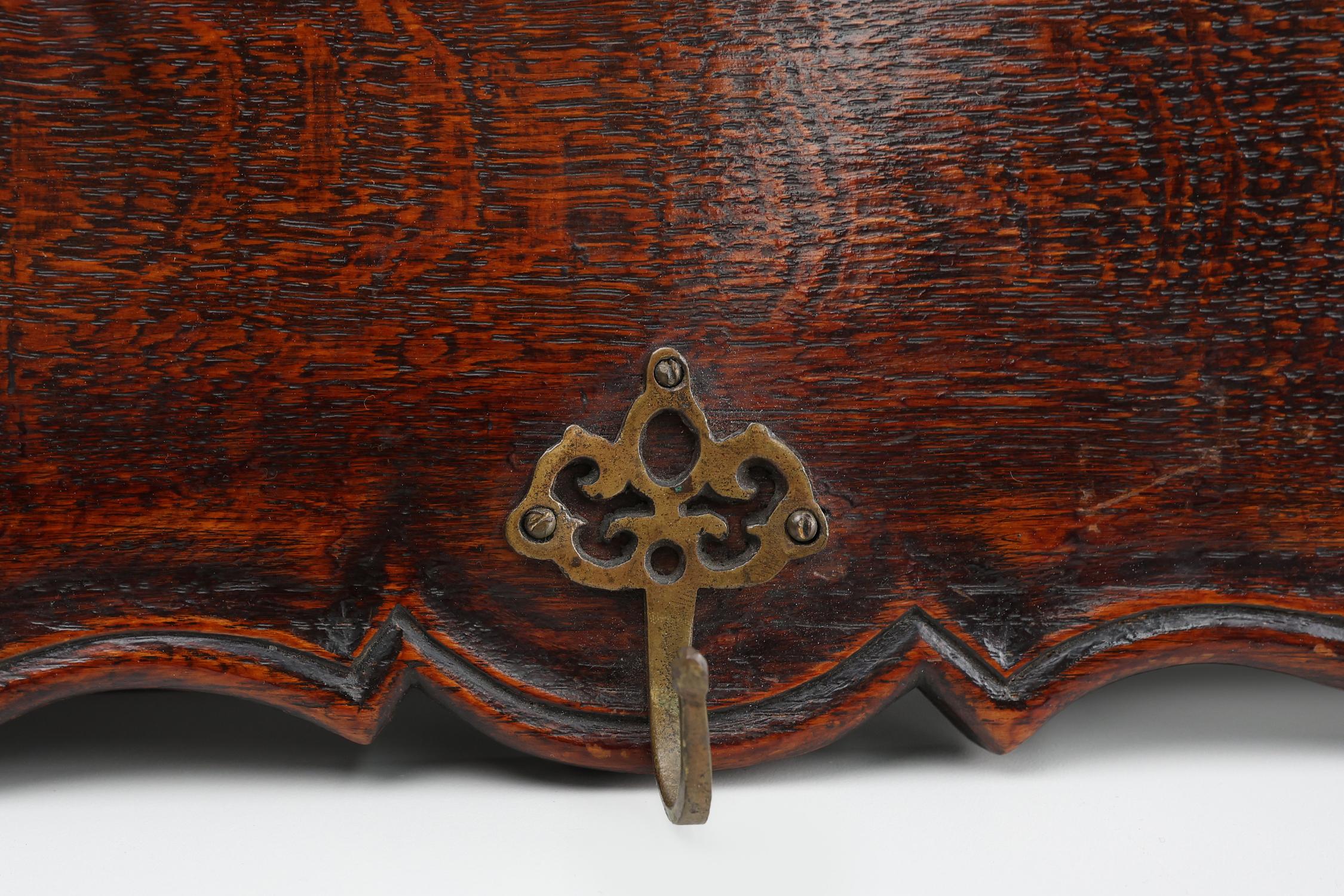 Intagliato a mano Appendiabiti in stile Art Nouveau in quercia con ganci in ottone, Francia, 1915 ca. 1915 in vendita