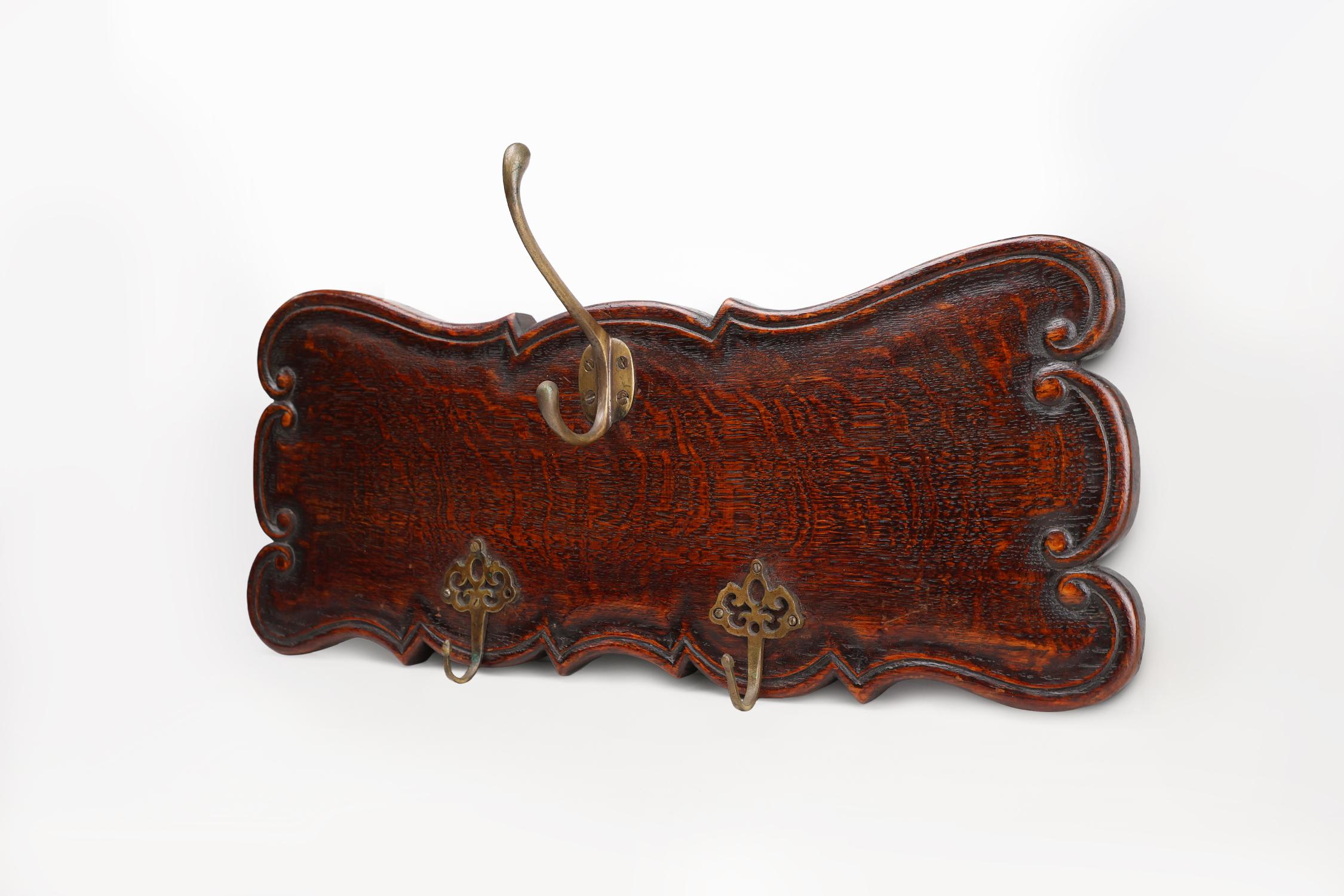 Appendiabiti in stile Art Nouveau in quercia con ganci in ottone, Francia, 1915 ca. 1915 In condizioni buone in vendita a Meulebeke, BE