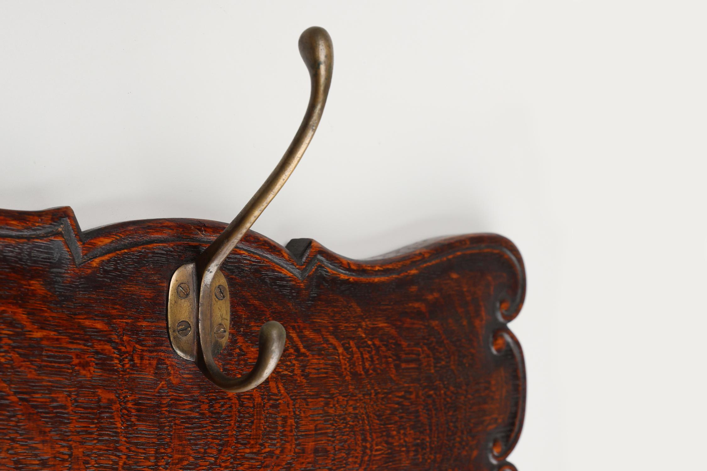 XX secolo Appendiabiti in stile Art Nouveau in quercia con ganci in ottone, Francia, 1915 ca. 1915 in vendita