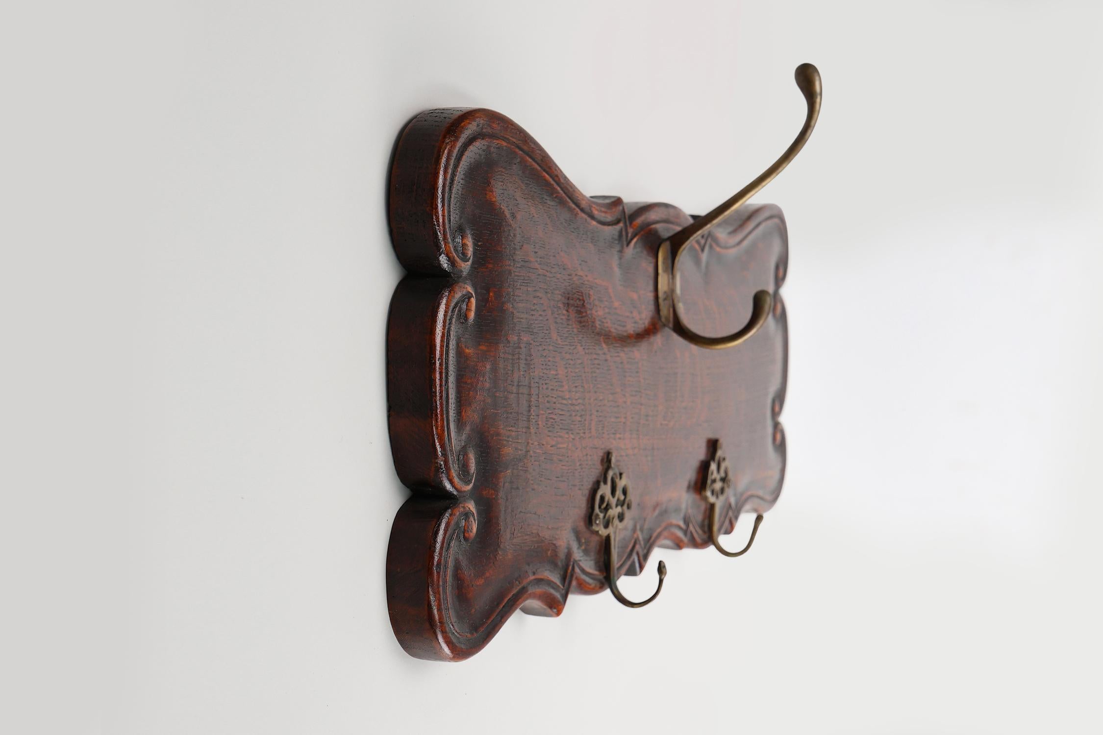 Appendiabiti in stile Art Nouveau in quercia con ganci in ottone, Francia, 1915 ca. 1915 in vendita 1