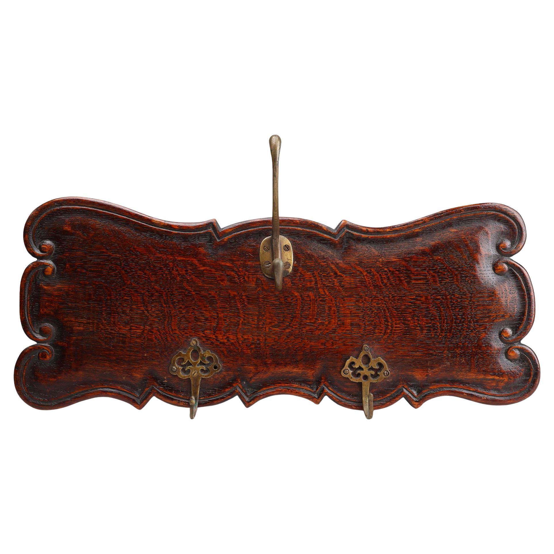 Perchero de estilo Art Nouveau en roble con ganchos de latón, Francia ca. 1915