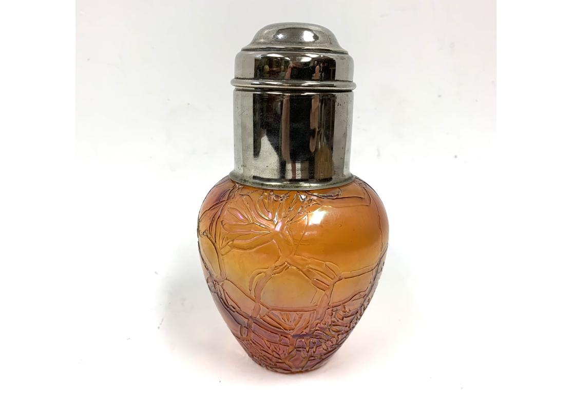Un vaso in vetro artistico con un disegno di rami d'albero in rilievo con un collare e un coperchio in argento. Non segnato.
Dimensioni:  3 1/4