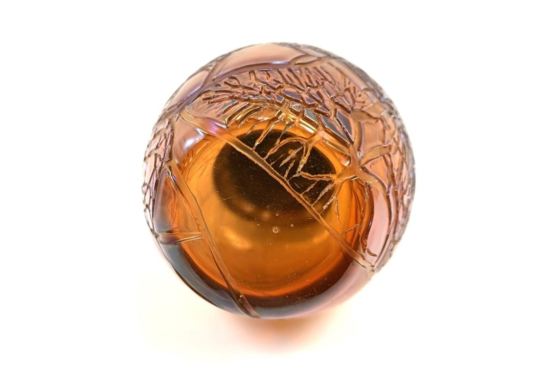 Vaso di vetro colorato in stile Art Nouveau con coperchio in silverplate In condizioni discrete in vendita a Bridgeport, CT