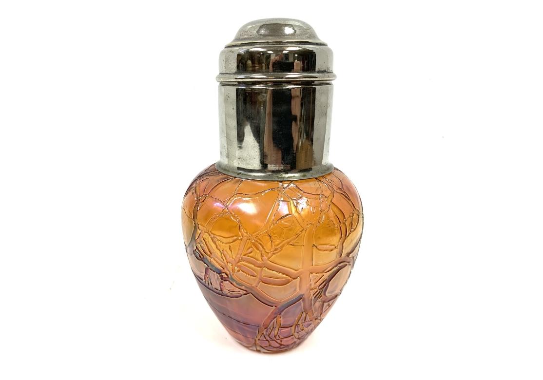 XX secolo Vaso di vetro colorato in stile Art Nouveau con coperchio in silverplate in vendita