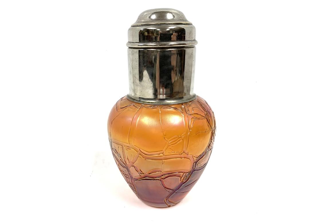 Vaso di vetro colorato in stile Art Nouveau con coperchio in silverplate in vendita 1