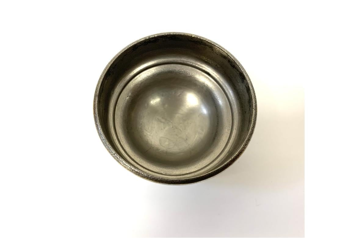 Vaso di vetro colorato in stile Art Nouveau con coperchio in silverplate in vendita 2