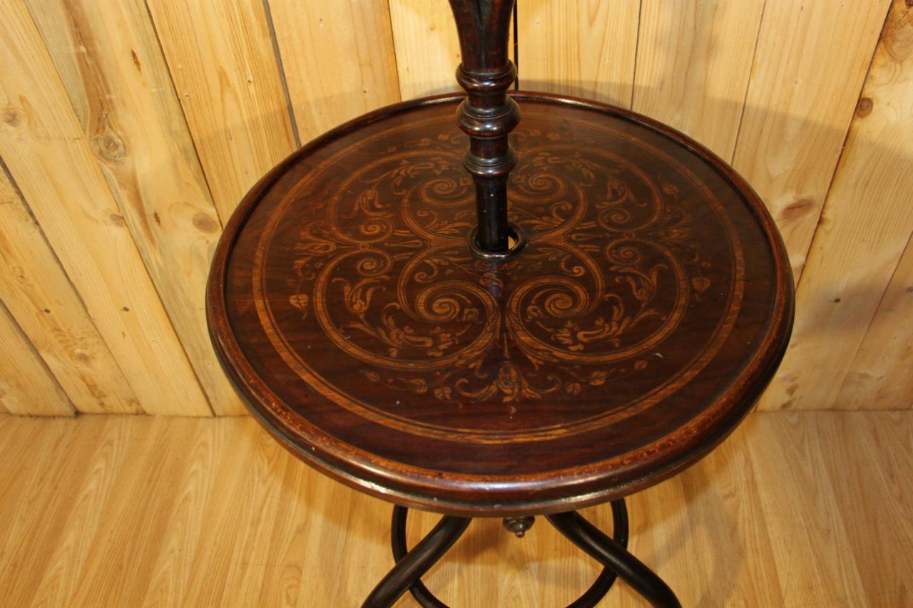 Specchio da toilette Kohn, catalogo 1904/1907. Periodo Art Nouveau. Specchio Psiche, smussato e rimovibile. Motivo Art nouveau in legno sbalzato sulla parte superiore. in ottime condizioni