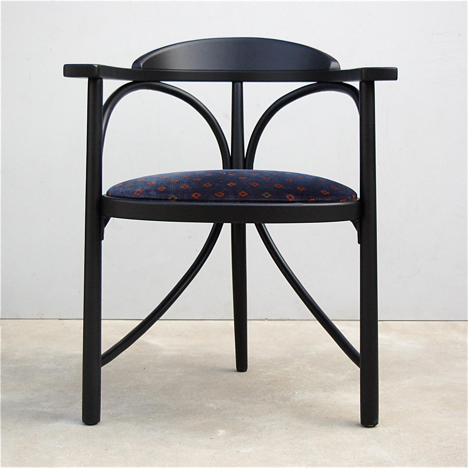 A total of eight Thonet Model No. 81 tripod bentwood armchairs.. Art Nouveau style dining chair, originally designed in 1904. The black lacquered model we have on offer is a re-edition from the 1980s. The upholstery also dates from that time. The