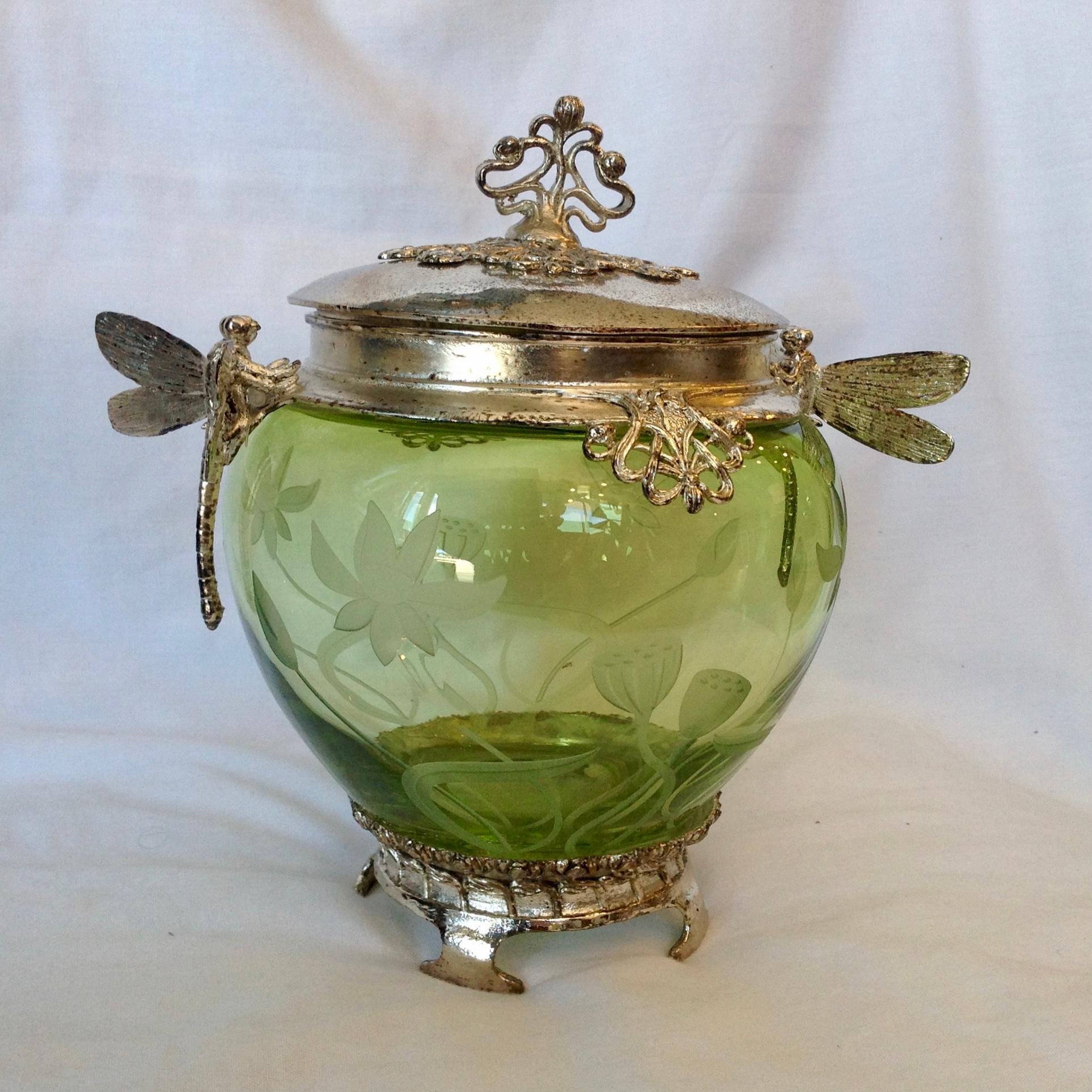 Ein feines:: versilbertes Metallgefäß mit Libellenverzierungen. 
Das zart gefärbte Glas ist mit wirbelnden:: geätzten Blumen verziert.