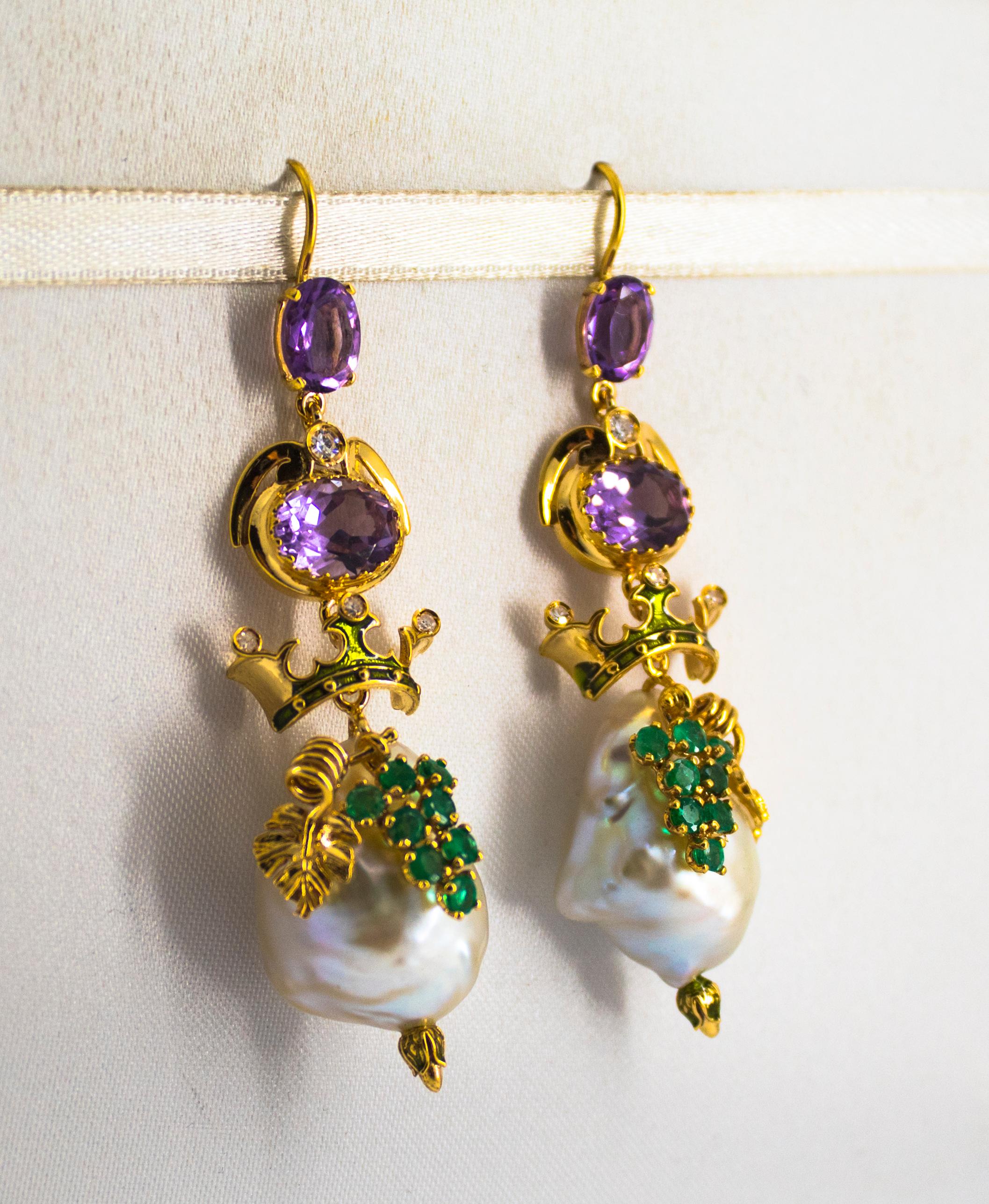 Taglio brillante Orecchini a goccia in stile Art Nouveau con smeraldo, ametista, perla e diamante bianco in oro giallo in vendita