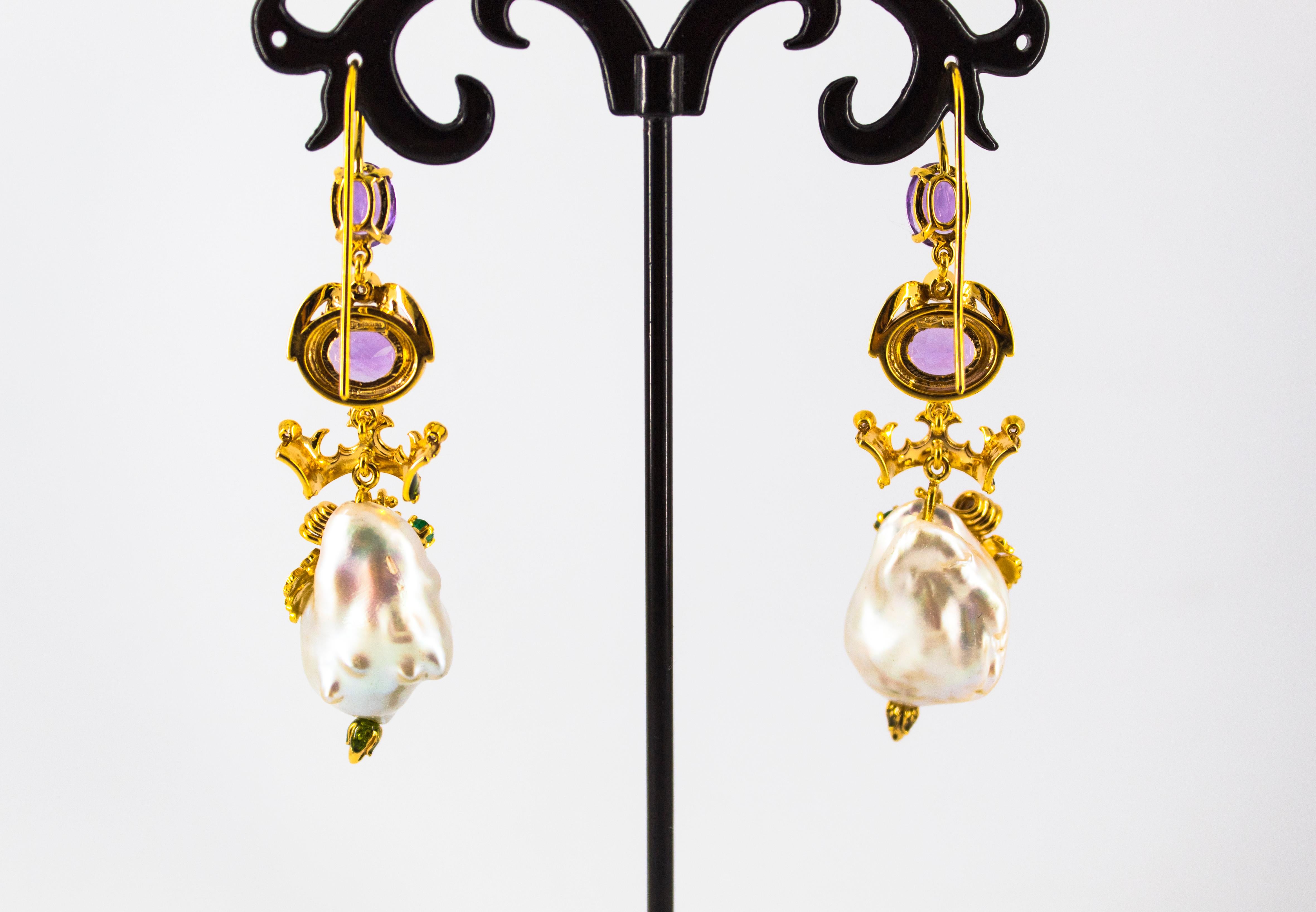 Orecchini a goccia in stile Art Nouveau con smeraldo, ametista, perla e diamante bianco in oro giallo in vendita 3