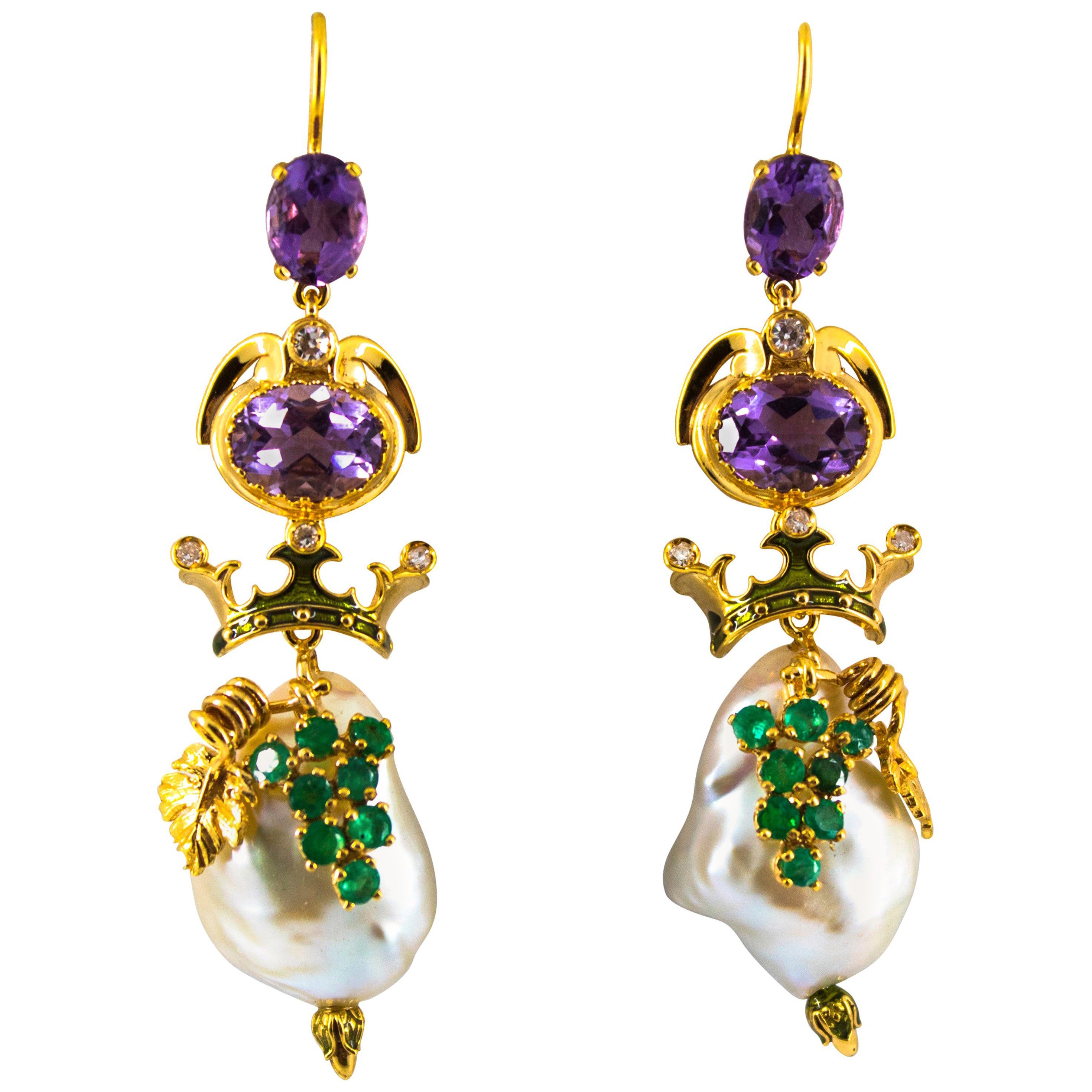 Orecchini a goccia in stile Art Nouveau con smeraldo, ametista, perla e diamante bianco in oro giallo in vendita
