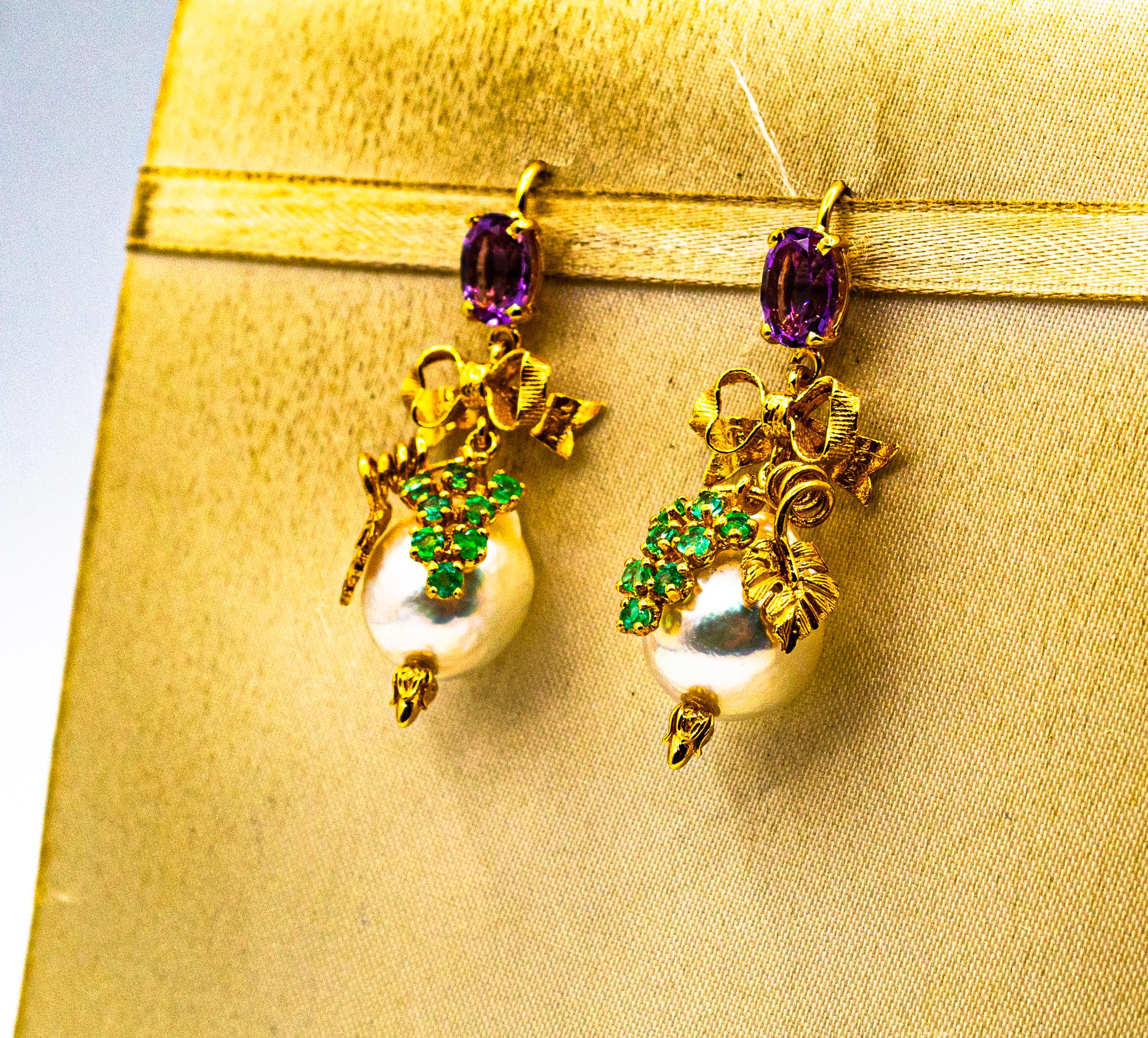 Orecchini a goccia in stile Art Nouveau con smeraldo e ametista e perla in oro giallo in vendita 1