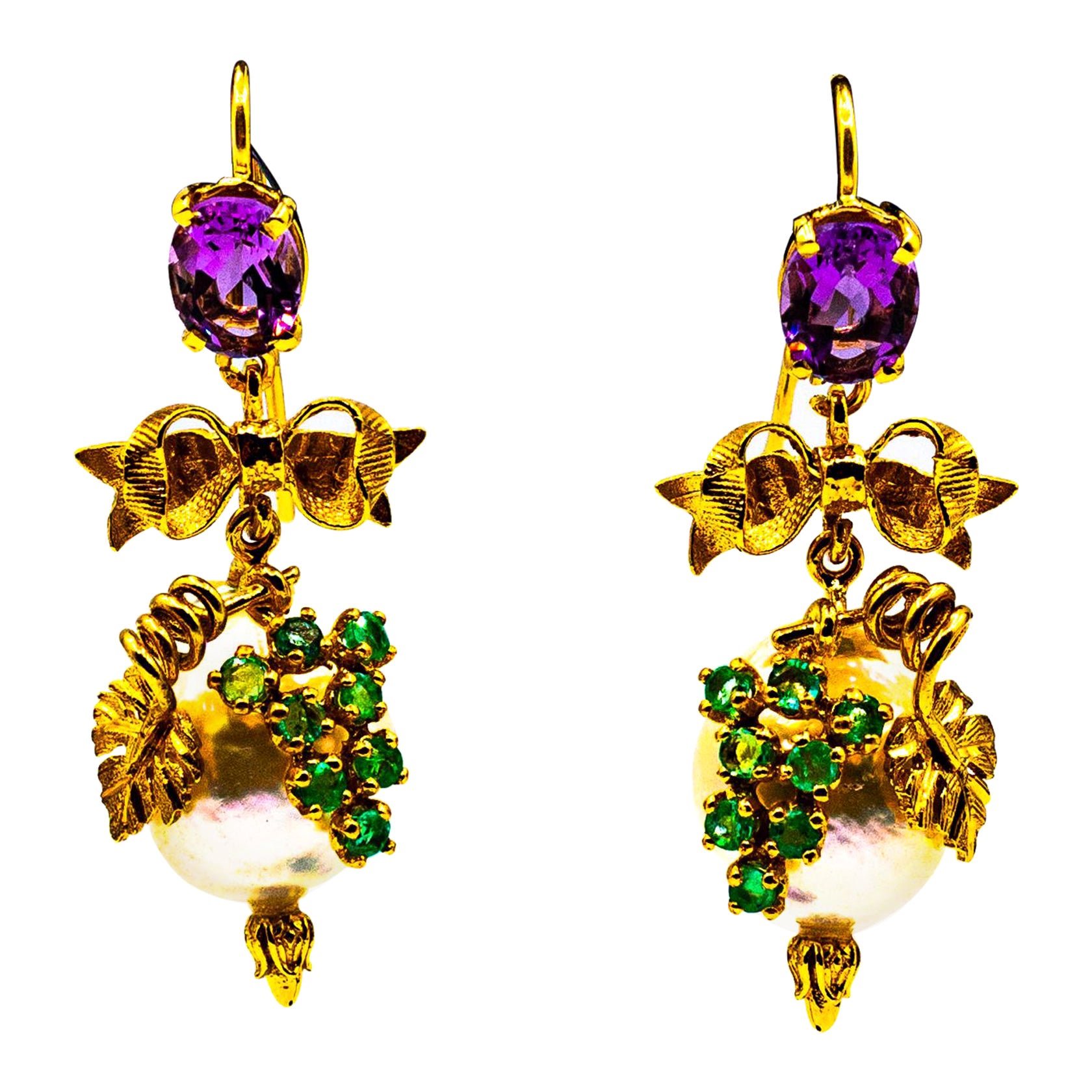 Boucles d'oreilles pendantes en or jaune, style Art Nouveau, émeraude, améthyste et perle