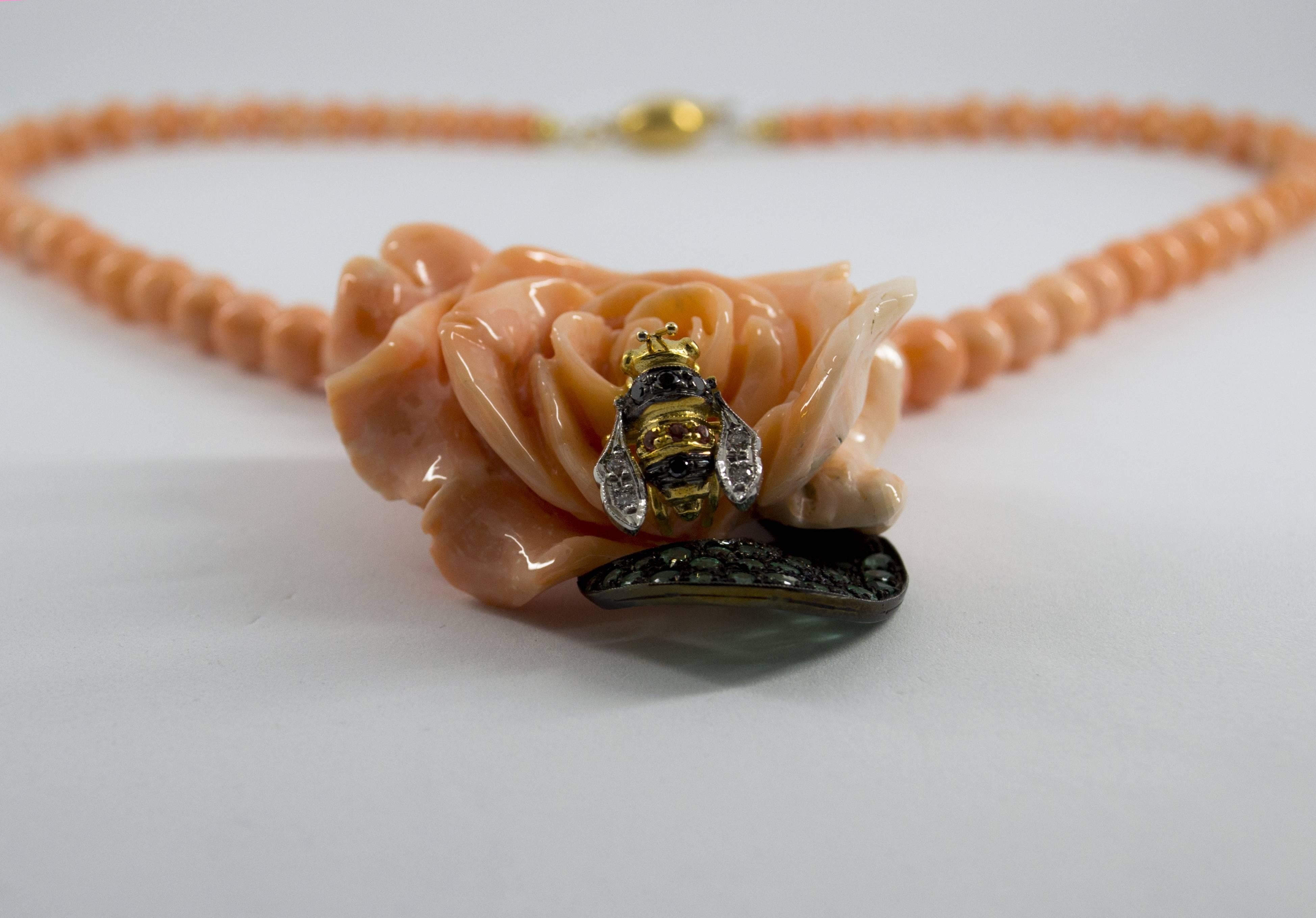 Halskette im Jugendstil, Smaragd, Diamant, rosa Koralle, Gelbgold, Biene auf Blume (Brillantschliff) im Angebot