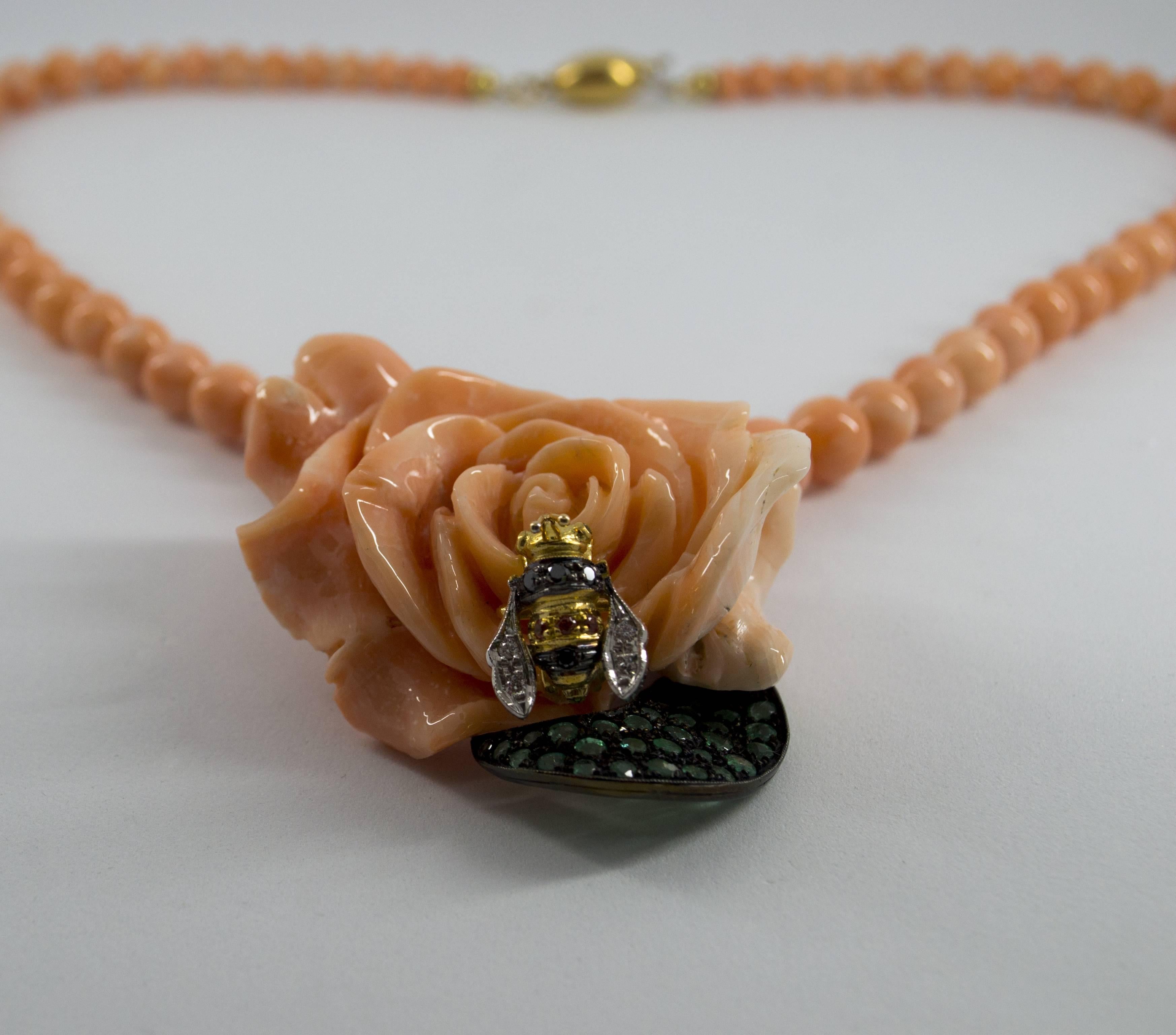 Collier en forme d'abeille sur fleur en or jaune avec diamants, émeraudes et corail rose de style Art nouveau en vente 2