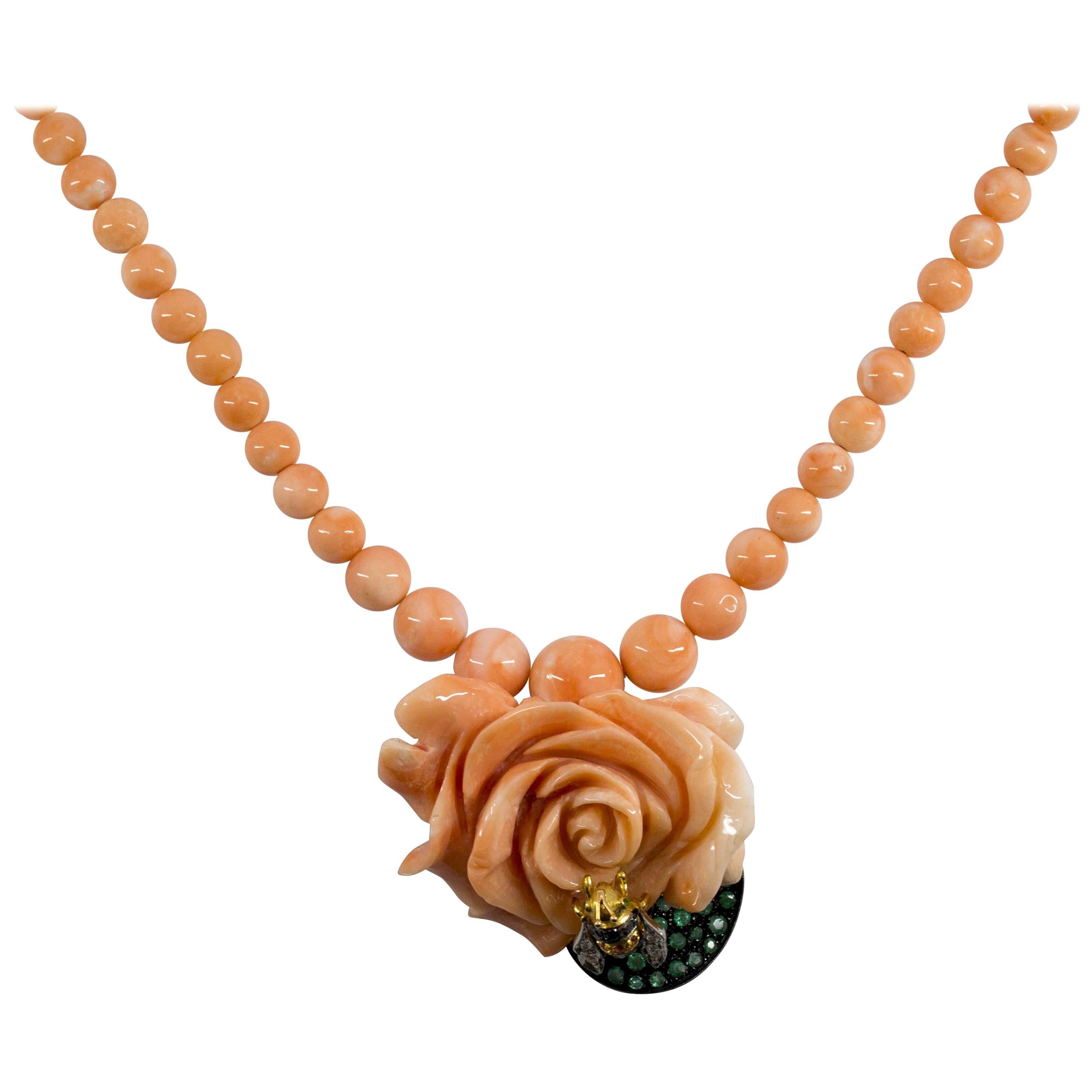Halskette im Jugendstil, Smaragd, Diamant, rosa Koralle, Gelbgold, Biene auf Blume im Angebot
