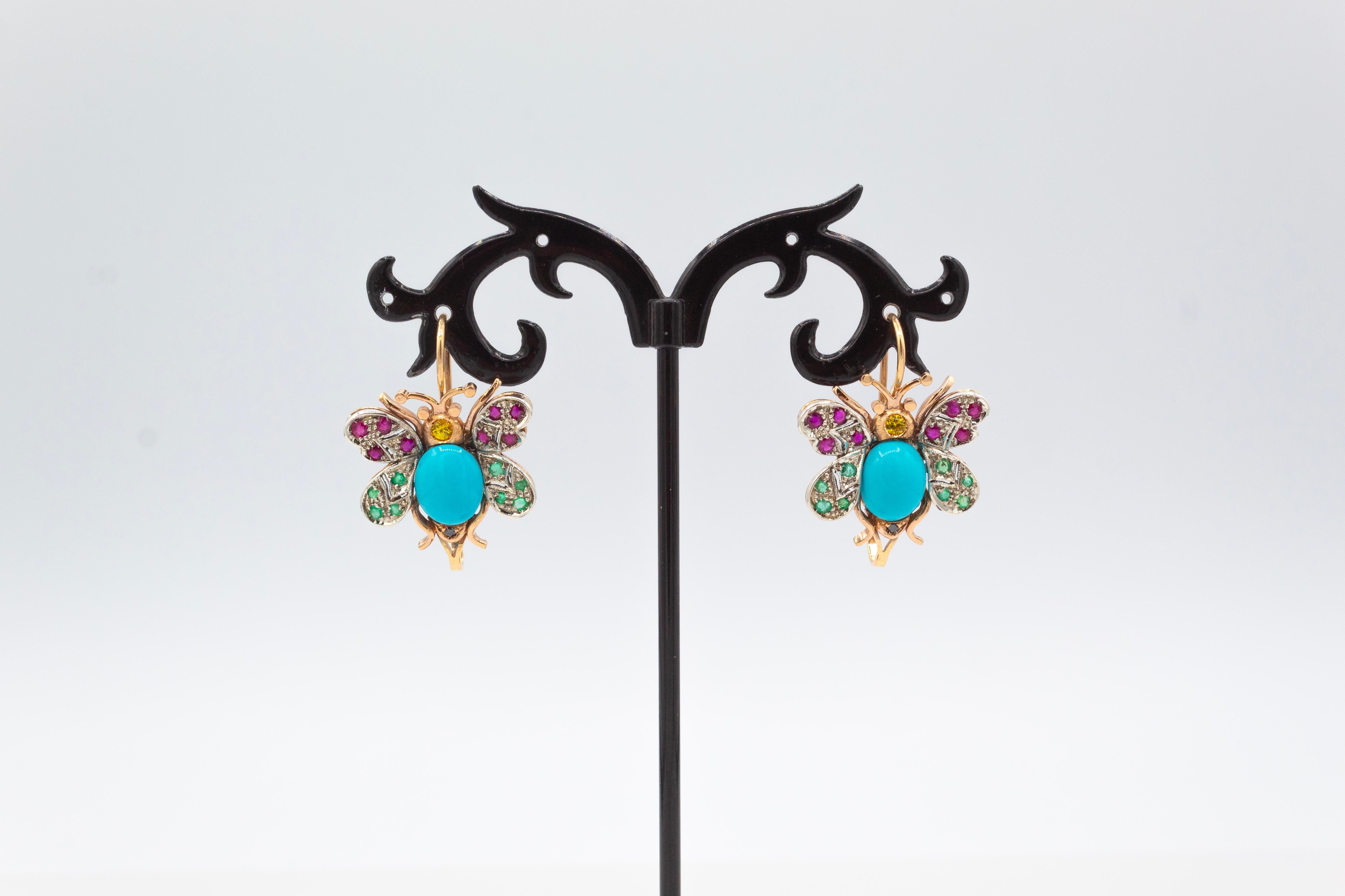 Taille ronde Boucles d'oreilles papillon de style Art nouveau en or jaune, émeraude, rubis, saphir, turquoise en vente