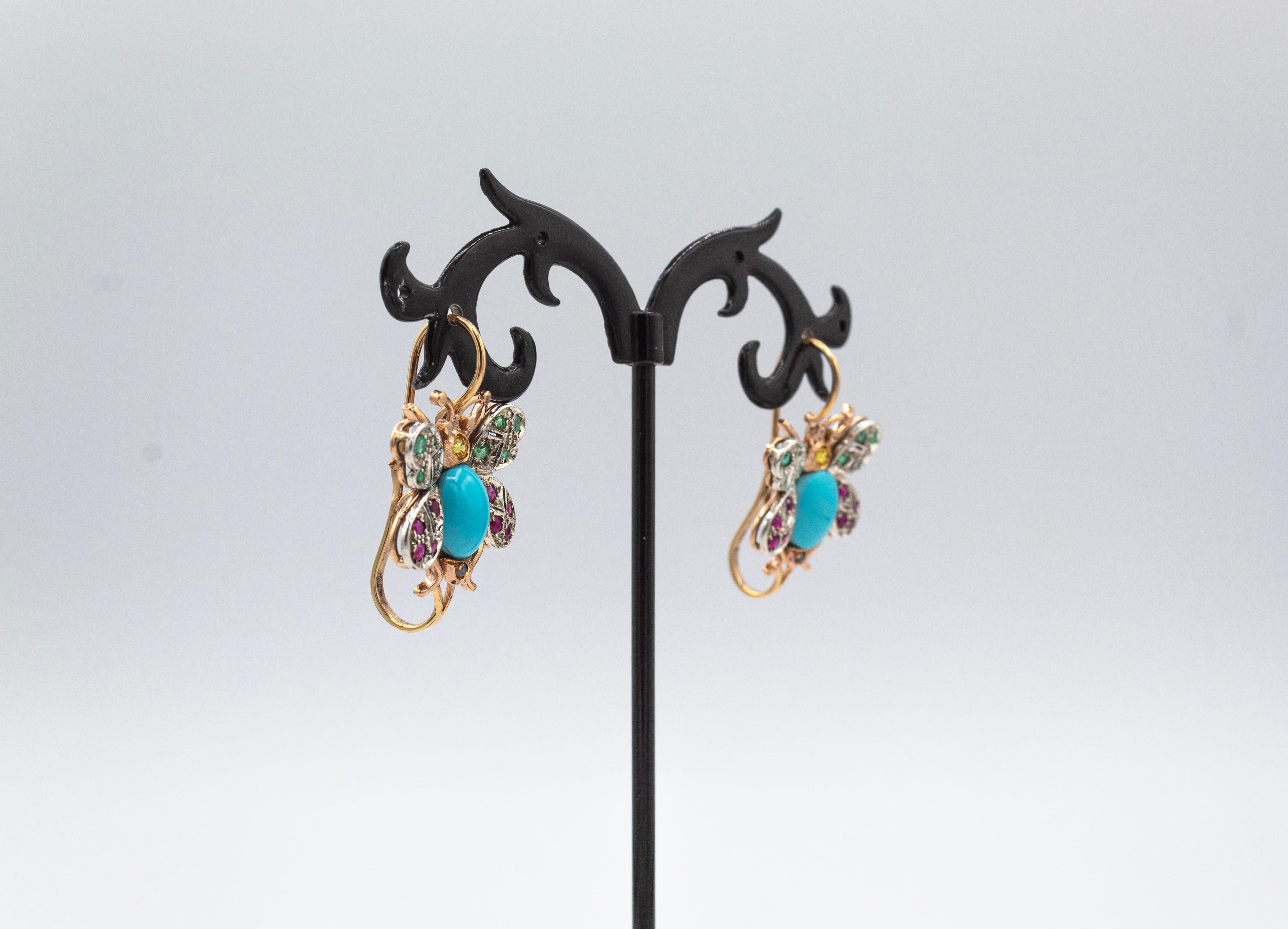 Orecchini a farfalla in oro giallo in stile Art Nouveau con smeraldo, rubino, zaffiro e turchese In condizioni Nuovo in vendita a Naples, IT